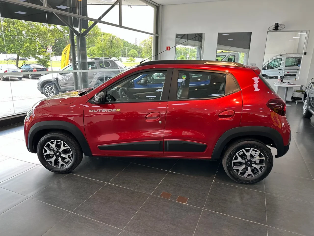 renault kwid 1 0 12v sce flex outsider manual wmimagem19023101029 1 Como uma versão topo de linha, o Renault Kwid Outsider 2024 apresenta uma extensa lista de equipamentos e oferece uma ótima relação custo-benefício