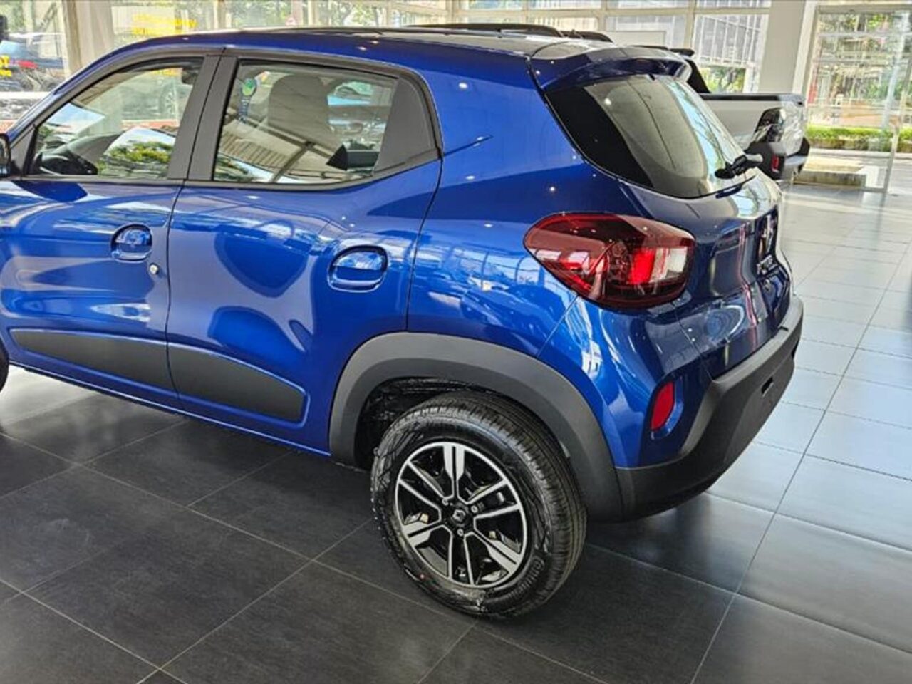 renault kwid 1.0 12v sce flex intense manual wmimagem09035383575 Com uma proposta urbana, o Renault Kwid Intense 2024 oferece alguns itens de série, incluindo uma central multimídia