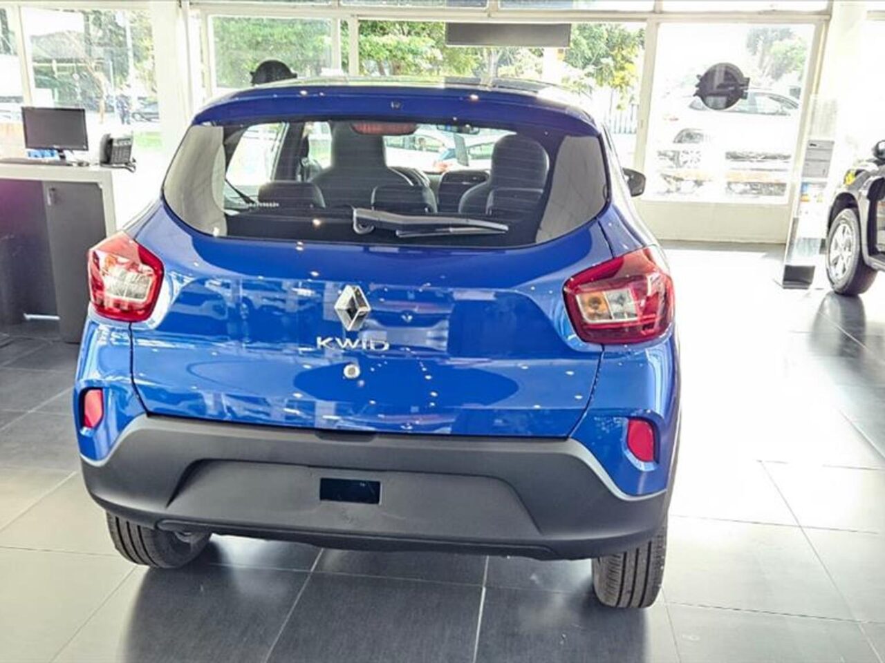 renault kwid 1.0 12v sce flex intense manual wmimagem09131301754 1 Com uma proposta urbana, o Renault Kwid Intense 2024 oferece alguns itens de série, incluindo uma central multimídia