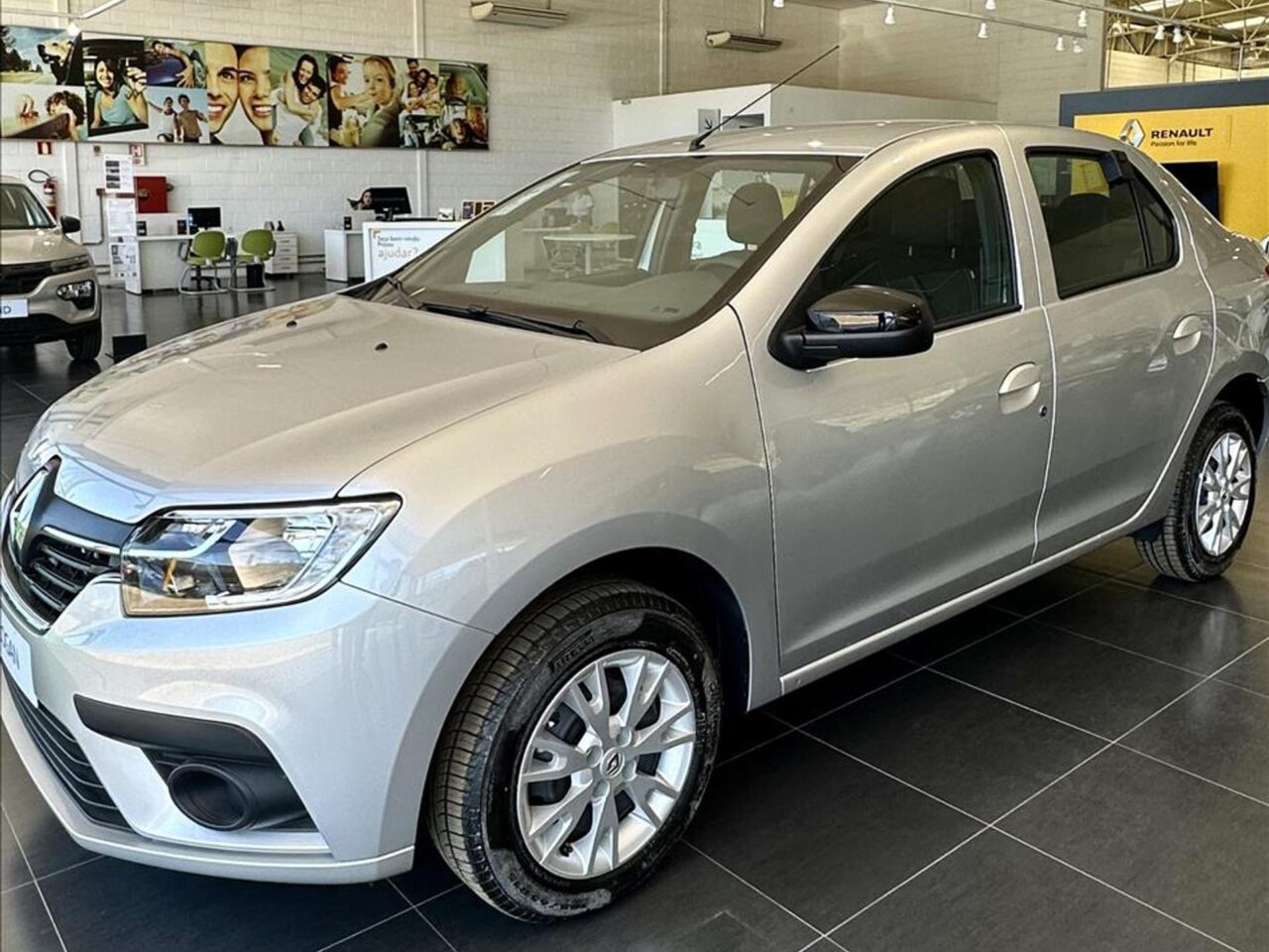 renault logan 1.0 12v sce flex zen manual wmimagem10000365361 1 Sem grandes alterações há algum tempo, o Renault Logan Zen 2024 apresenta uma lista de equipamentos bastante satisfatória