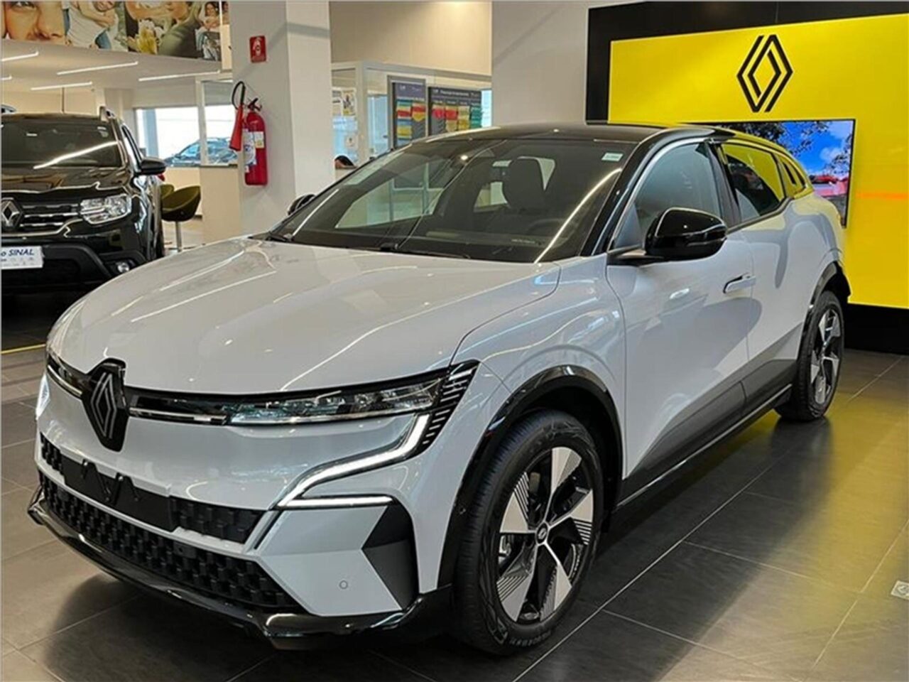 renault megane 60 kw eletrico etech ev60 wmimagem14224842618 SUV elétrico de boa autonomia, o Renault Megane E-Tech 2024 oferece um amplo porta-malas e espaço interno generoso