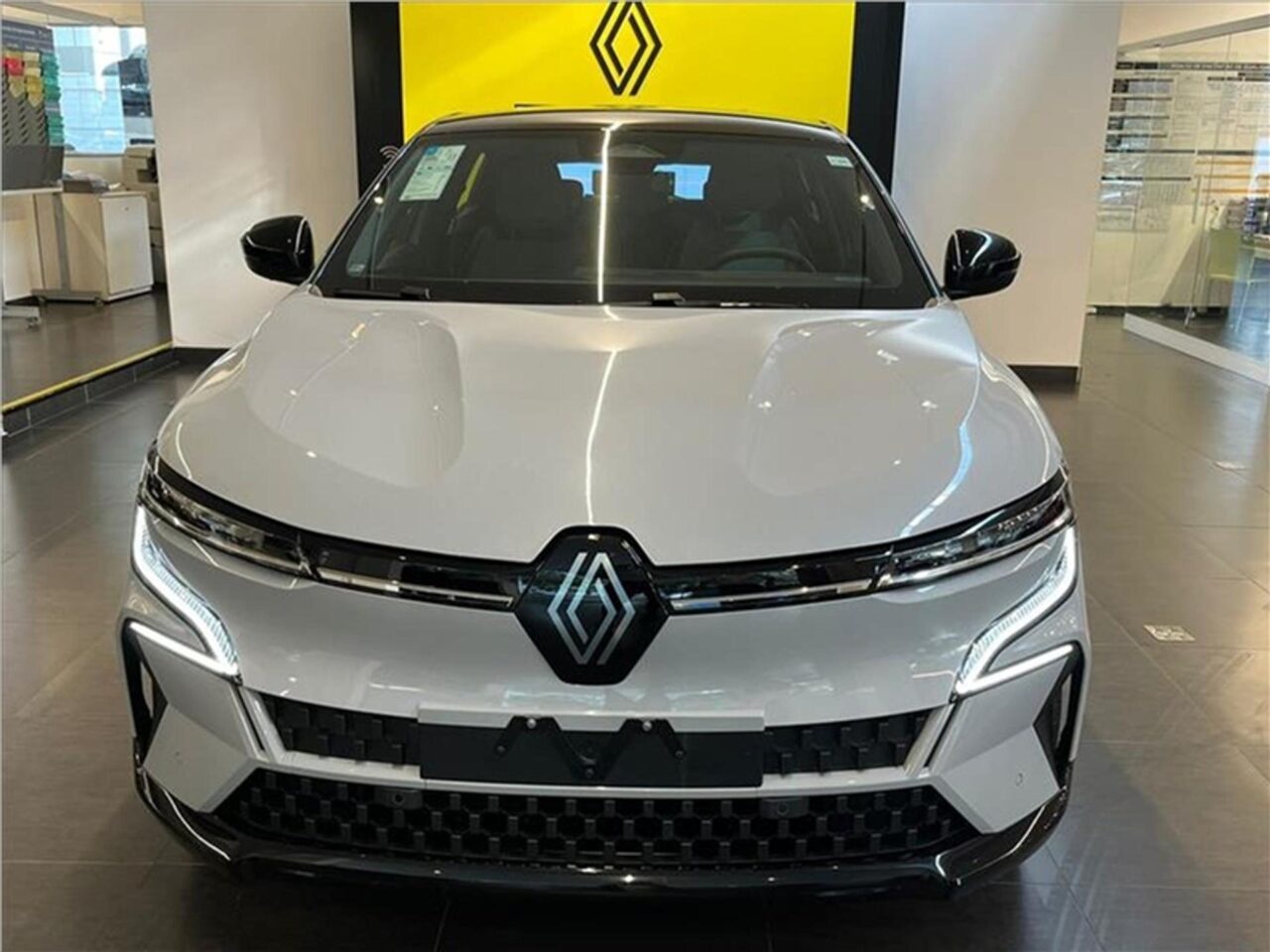 renault megane 60 kw eletrico etech ev60 wmimagem14230024142 1 SUV elétrico de boa autonomia, o Renault Megane E-Tech 2024 oferece um amplo porta-malas e espaço interno generoso