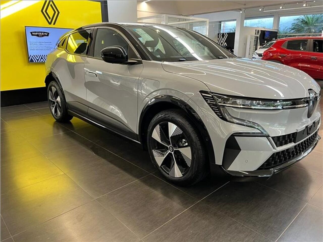 renault megane 60 kw eletrico etech ev60 wmimagem14231459764 SUV elétrico de boa autonomia, o Renault Megane E-Tech 2024 oferece um amplo porta-malas e espaço interno generoso