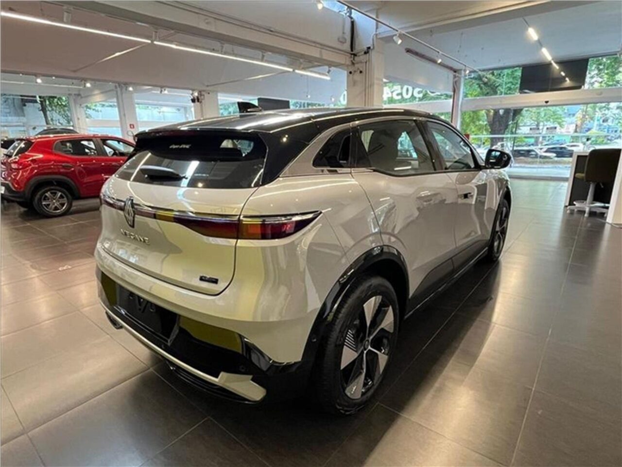 renault megane 60 kw eletrico etech ev60 wmimagem14231697934 1 SUV elétrico de boa autonomia, o Renault Megane E-Tech 2024 oferece um amplo porta-malas e espaço interno generoso