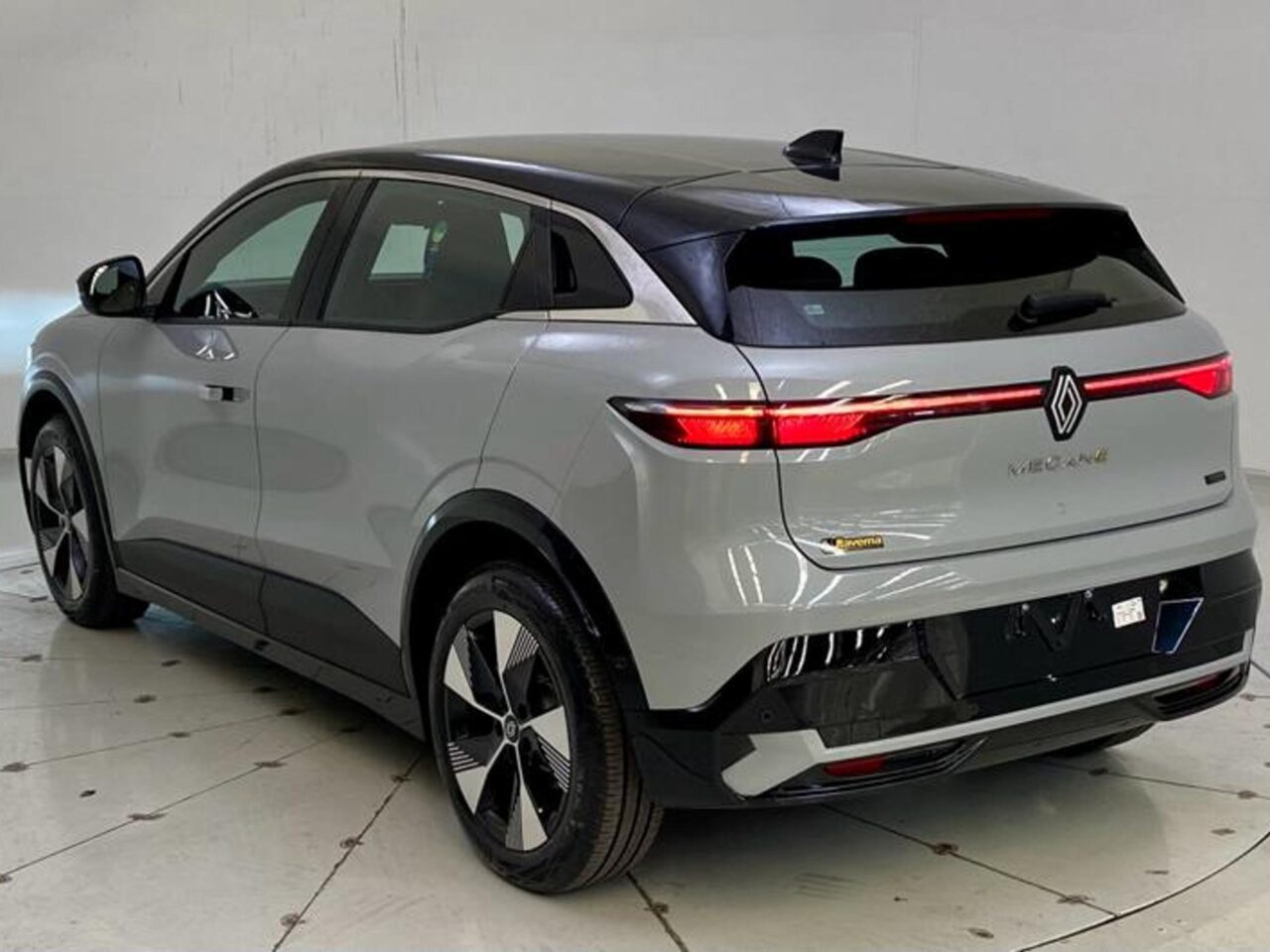 renault megane 60 kw eletrico etech ev60 wmimagem18051535158 SUV elétrico de boa autonomia, o Renault Megane E-Tech 2024 oferece um amplo porta-malas e espaço interno generoso