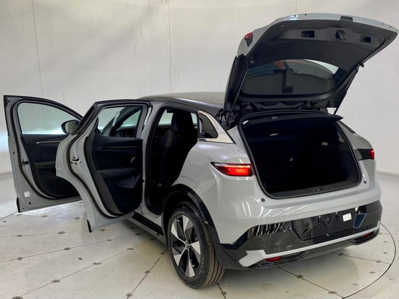 renault megane 60 kw eletrico etech ev60 wmimagem18055003486 SUV elétrico de boa autonomia, o Renault Megane E-Tech 2024 oferece um amplo porta-malas e espaço interno generoso