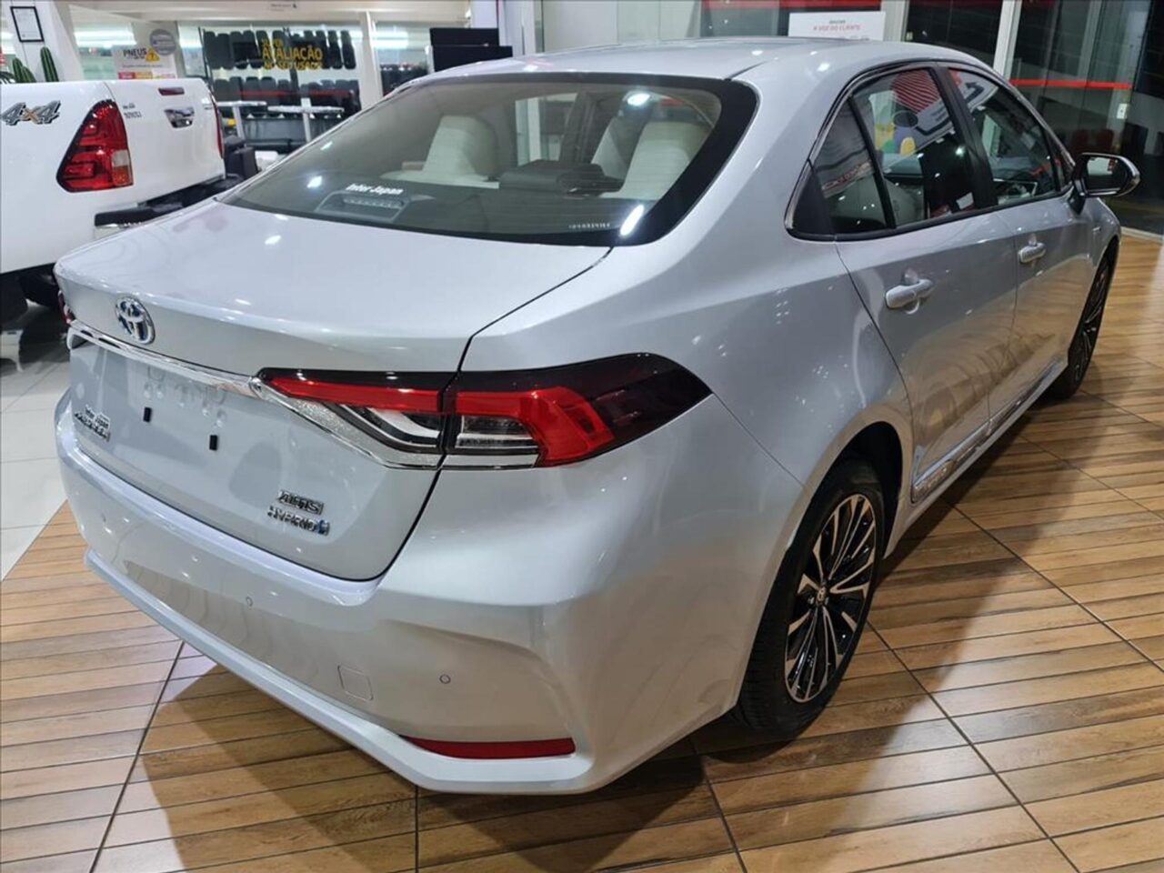 toyota corolla 1.8 vvti hybrid flex altis premium cvt wmimagem11125259554 A versão topo de linha do Toyota Corolla, o Altis Hybrid Premium, possui motorização híbrida, acabamento de excelente qualidade e uma ampla gama de equipamentos