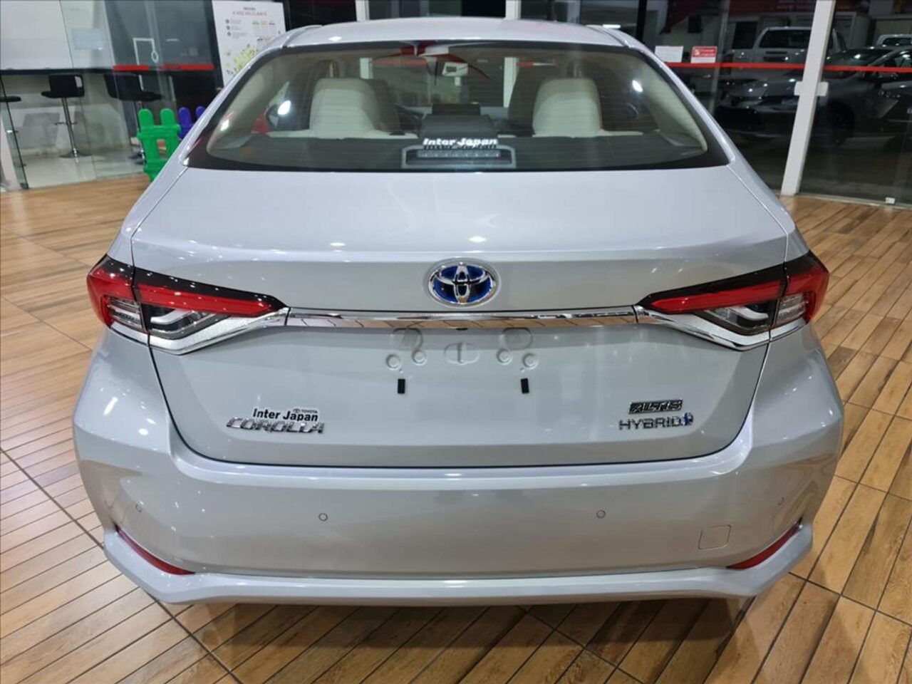 toyota corolla 1.8 vvti hybrid flex altis premium cvt wmimagem1112582570 1 A versão topo de linha do Toyota Corolla, o Altis Hybrid Premium, possui motorização híbrida, acabamento de excelente qualidade e uma ampla gama de equipamentos