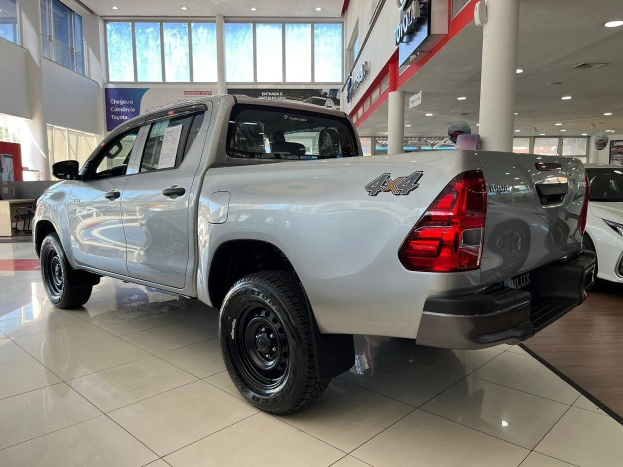 toyota hilux 2.8 d4d turbo diesel cd power pack 4x4 manual wmimagem11135543525 1 Com câmbio manual e uma lista robusta de equipamentos, a Toyota Hilux STD Power Pack 2024 oferece uma relação custo-benefício atrativa