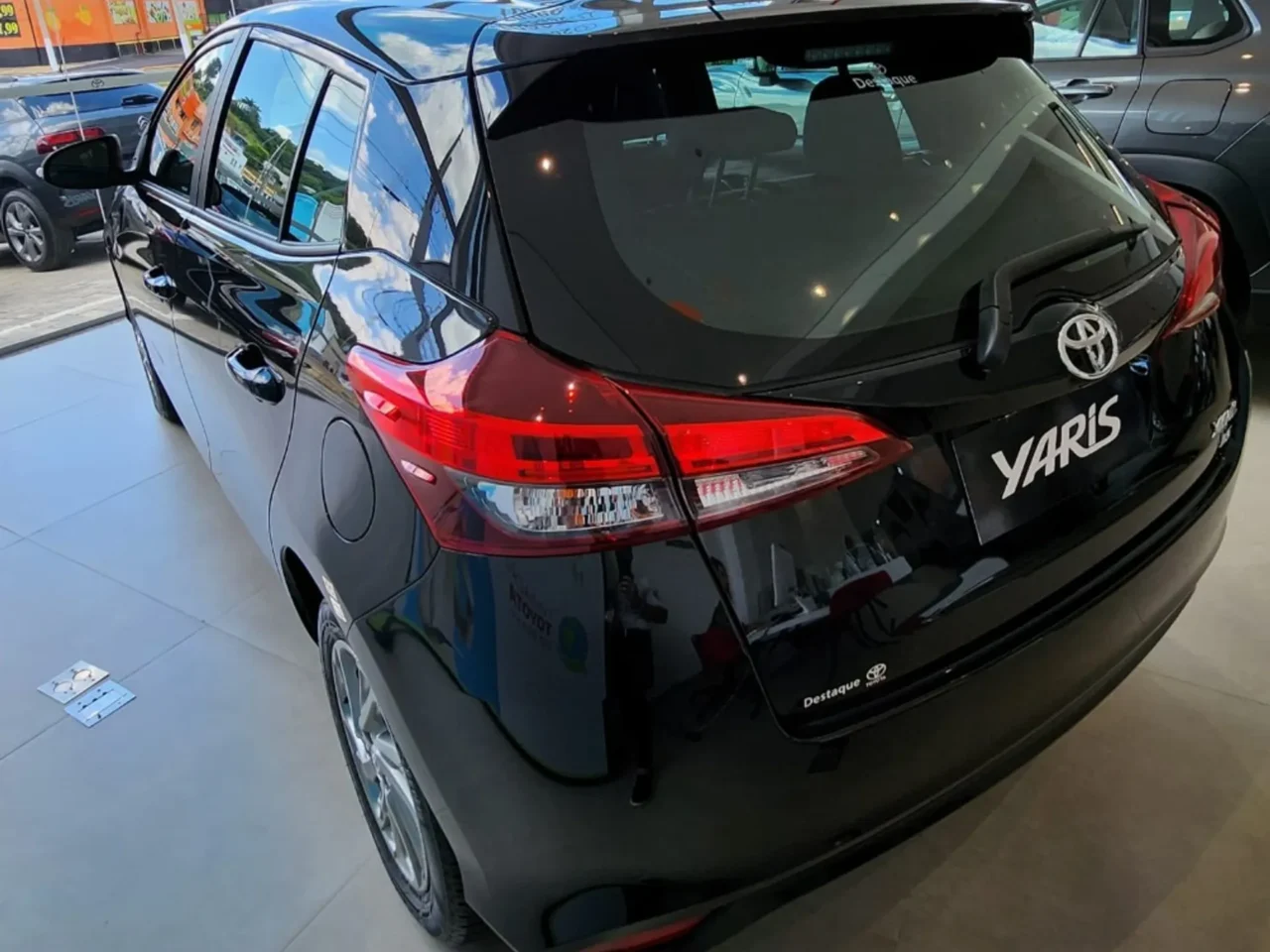 toyota yaris 1 5 16v flex xs multidrive wmimagem14121892128 1 Com uma excelente relação custo-benefício, o Toyota Yaris Hatch XS 2024 oferece amplo espaço interno e uma extensa lista de itens de série