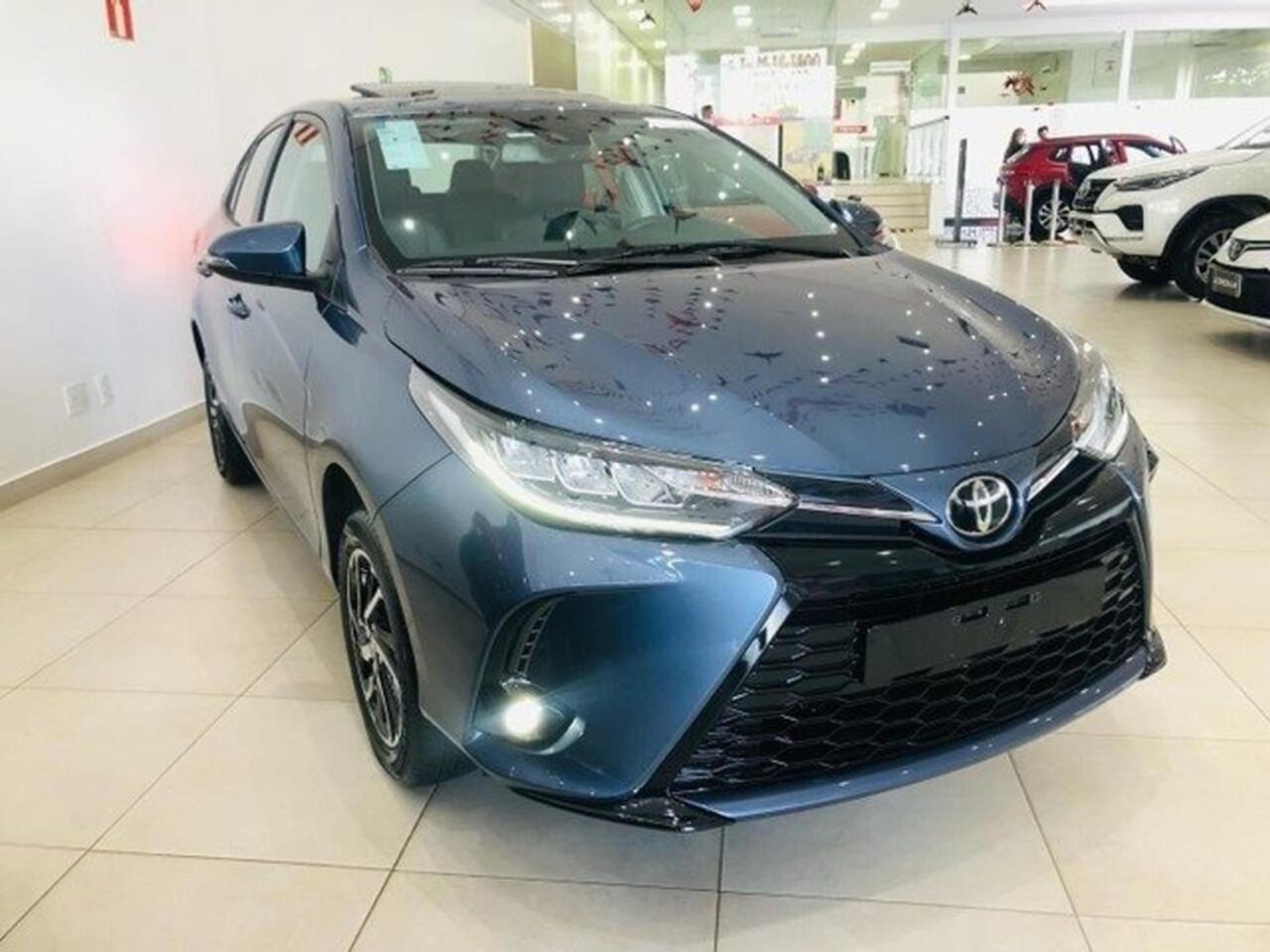 toyota yaris 1.5 16v flex sedan xls multidrive wmimagem15194653314 Embora seja uma versão de entrada, o Toyota Yaris Sedan XL 2024 possui características atrativas, como um porta-malas espaçoso e uma boa lista de equipamentos