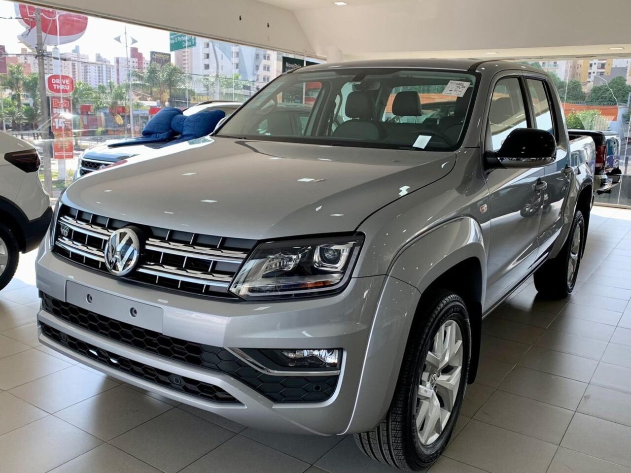 volkswagen amarok 3.0 v6 tdi diesel highline cd 4motion automatico wmimagem21172550878 1 Com uma sólida capacidade de carga e uma extensa lista de equipamentos, a Volkswagen Amarok Highline 2024 apresenta atributos positivos, embora seu design esteja em necessidade de uma atualização