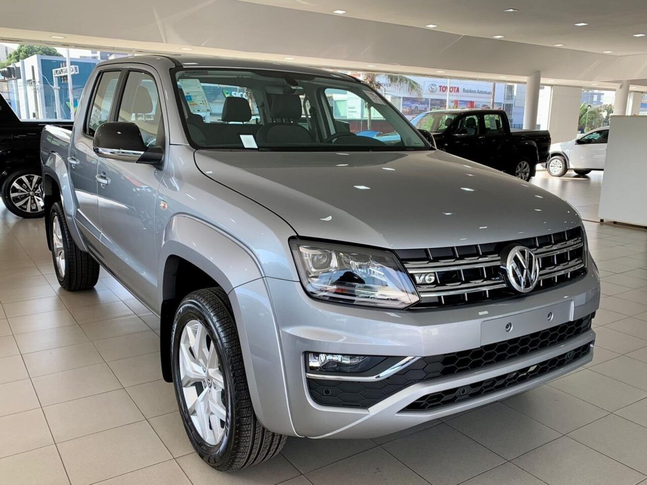 volkswagen amarok 3.0 v6 tdi diesel highline cd 4motion automatico wmimagem21172608826 1 Com uma sólida capacidade de carga e uma extensa lista de equipamentos, a Volkswagen Amarok Highline 2024 apresenta atributos positivos, embora seu design esteja em necessidade de uma atualização