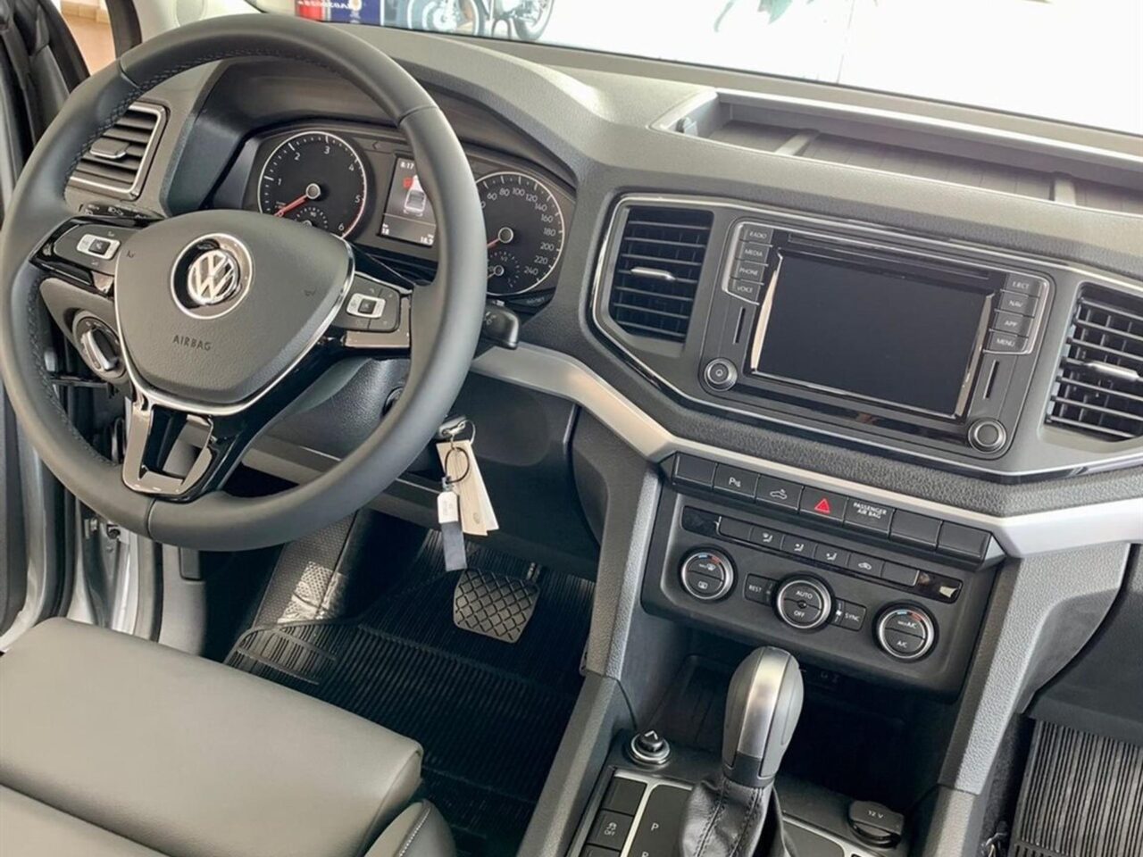 volkswagen amarok 3.0 v6 tdi diesel highline cd 4motion automatico wmimagem21172805224 Com uma sólida capacidade de carga e uma extensa lista de equipamentos, a Volkswagen Amarok Highline 2024 apresenta atributos positivos, embora seu design esteja em necessidade de uma atualização