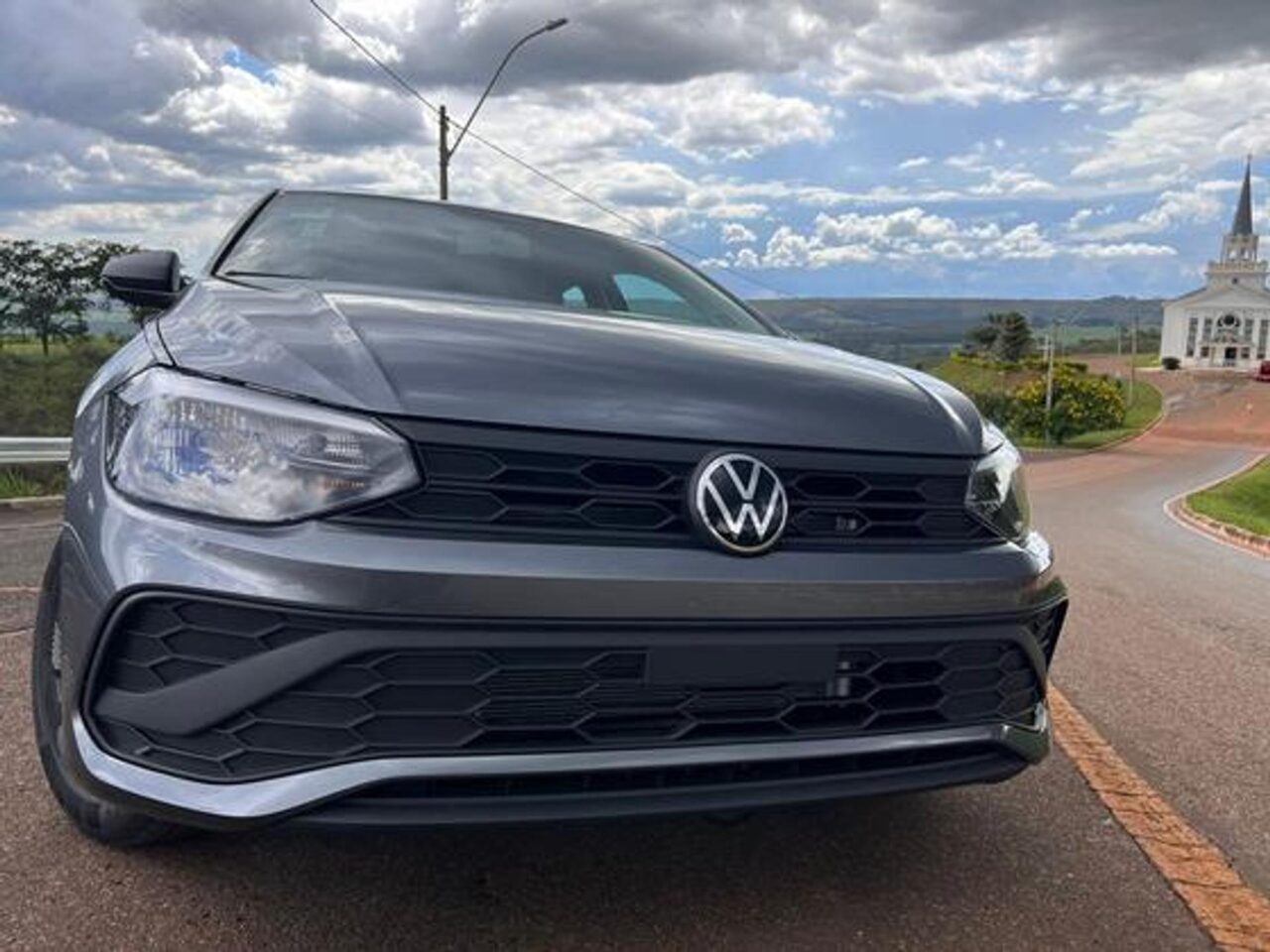 volkswagen polo 1.0 mpi track manual wmimagem13550339852 O Volkswagen Polo MPI, uma versão mais básica do conhecido hatch, chega ao mercado nacional apresentando um acabamento mais simplificado, acompanhado de um motor 1.0 aspirado. Esta versão, no entanto, não apresenta uma lista muito grande de equipamentos de segurança, conforto e conectividade. Ademais, destaca-se pelo seu preço sugerido, fixado em R$ 90.990.