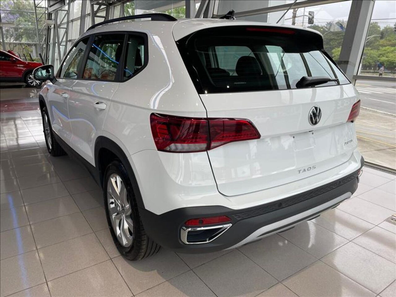 volkswagen taos 1.4 250 tsi total flex comfortline automatico wmimagem1853346931 Mesmo sendo uma versão de entrada, o Volkswagen Taos Comfortline possui uma boa lista de equipamentos e uma boa relação custo-benefício