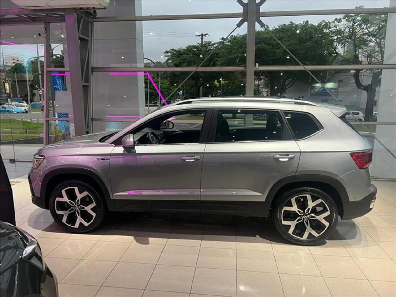 volkswagen taos 1.4 250 tsi total flex highline automatico wmimagem12194244163 1 A versão topo de linha da Volkswagen Taos Highline 2024 não deixa a desejar em termos de equipamentos e motorização