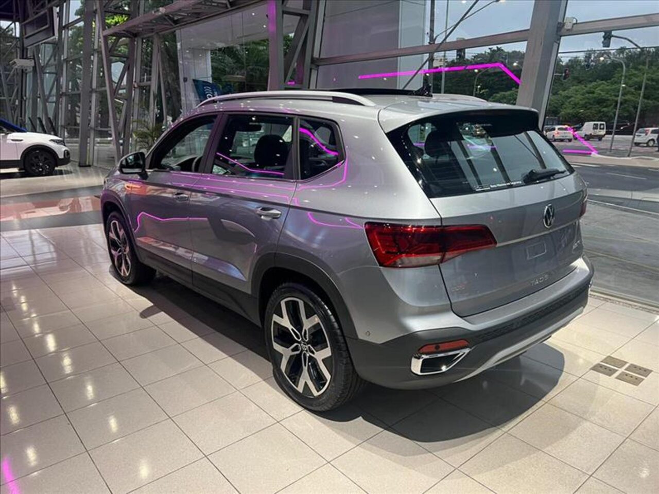 volkswagen taos 1.4 250 tsi total flex highline automatico wmimagem12194422230 A versão topo de linha da Volkswagen Taos Highline 2024 não deixa a desejar em termos de equipamentos e motorização