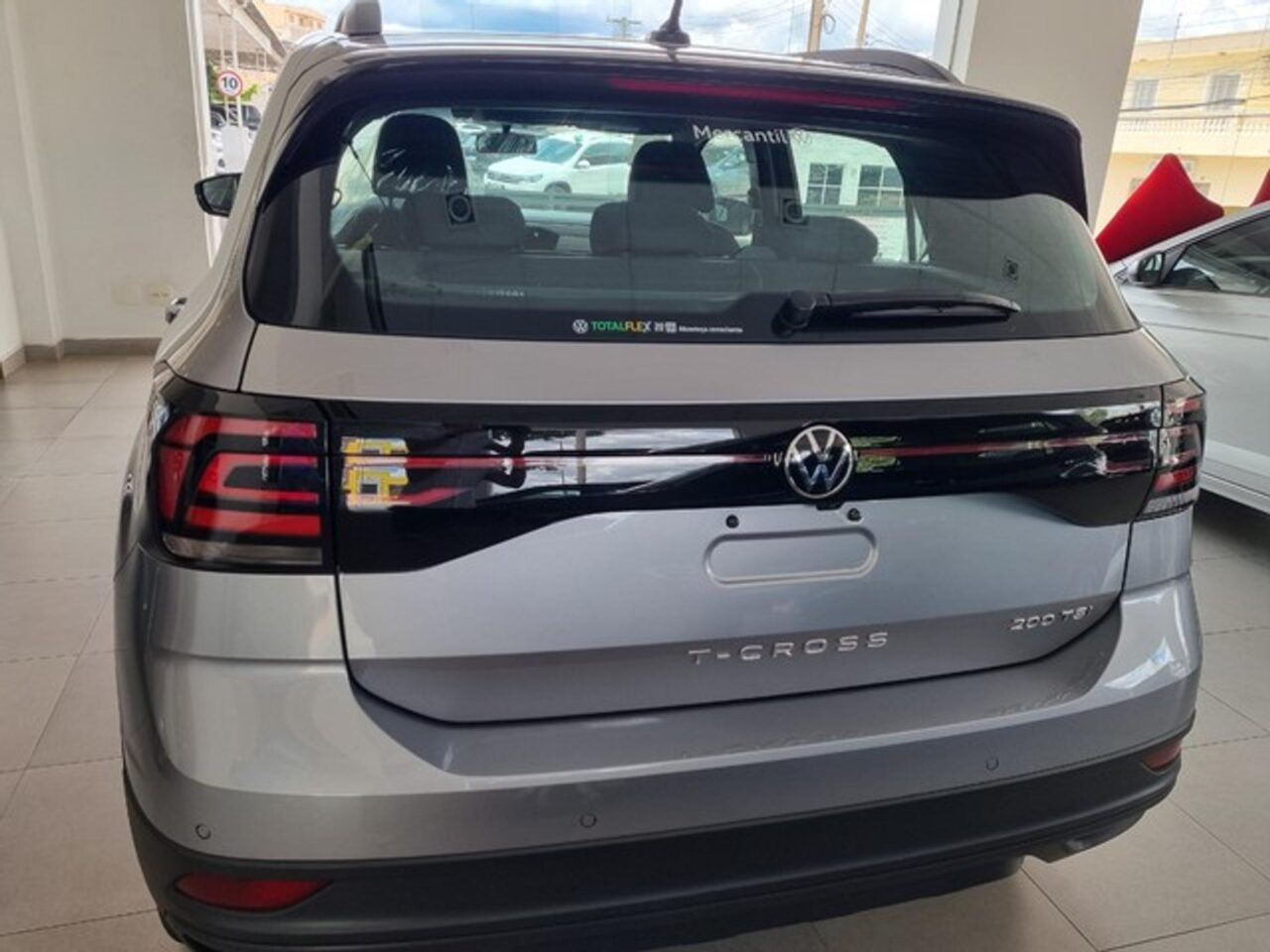 volkswagen tcross 1.0 200 tsi total flex automatico wmimagem15224306837 1 Mesmo sendo uma versão de entrada, o Volkswagen T-Cross 200 TSI 2024 apresenta uma lista satisfatória de equipamentos, oferecendo um bom custo-benefício.