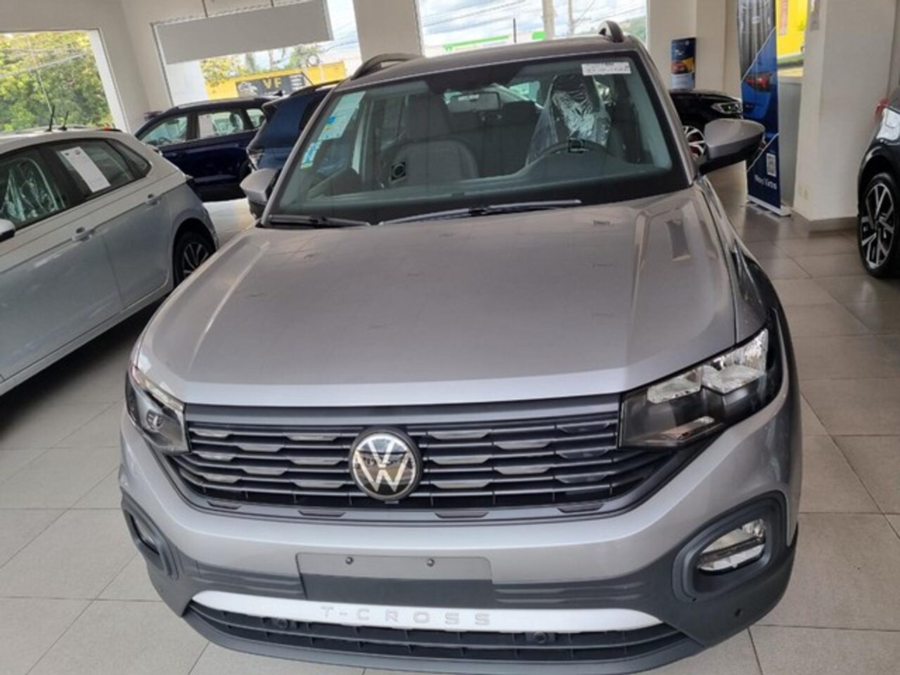 volkswagen tcross 1.0 200 tsi total flex automatico wmimagem15274048286 1 Mesmo sendo uma versão de entrada, o Volkswagen T-Cross 200 TSI 2024 apresenta uma lista satisfatória de equipamentos, oferecendo um bom custo-benefício.