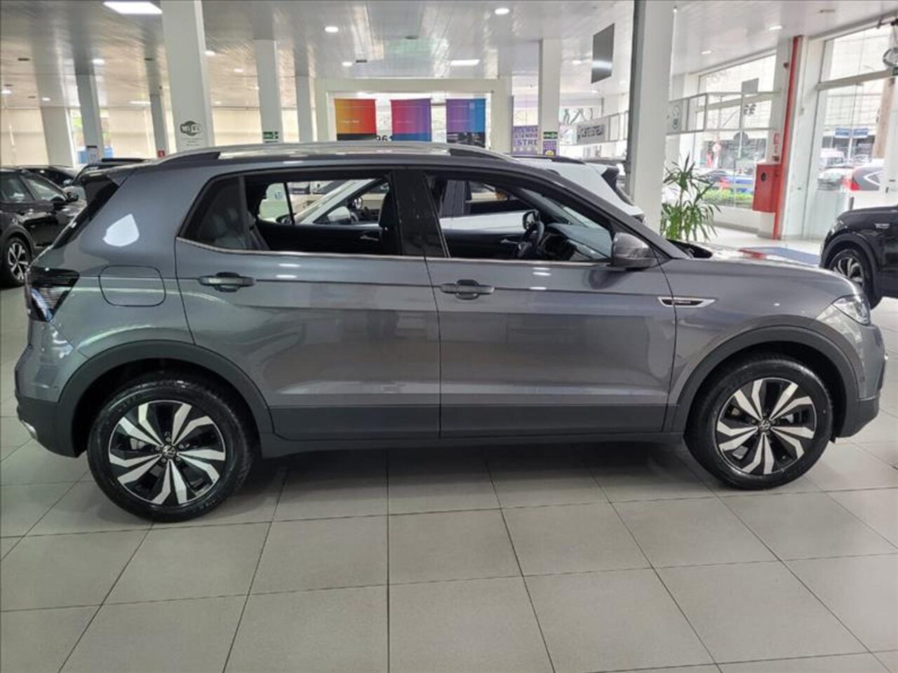 volkswagen tcross 1.4 250 tsi total flex highline automatico wmimagem12244917113 Sendo a versão mais completa, o Volkswagen T-Cross Highline 2024 oferece uma ampla gama de equipamentos e motorização, embora o preço seja consideravelmente alto.