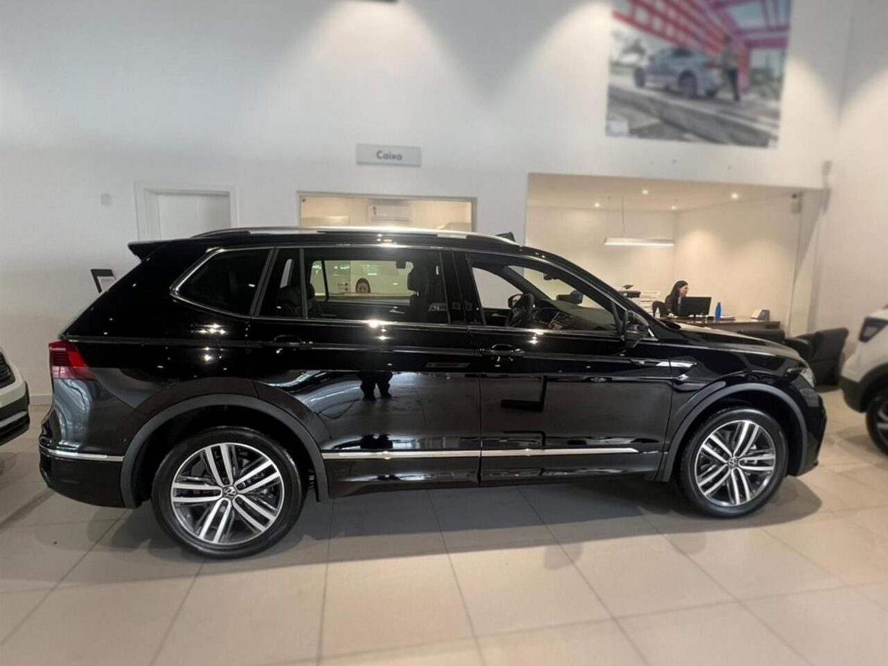 volkswagen tiguan 2.0 300 tsi gasolina allspace rline automatico wmimagem09235088767 Com uma extensa lista de equipamentos e um interior de qualidade premium, o Tiguan Allspace R-Line apresenta uma tabela de preços atualizada para empresas e produtores rurais, válida para janeiro de 2024