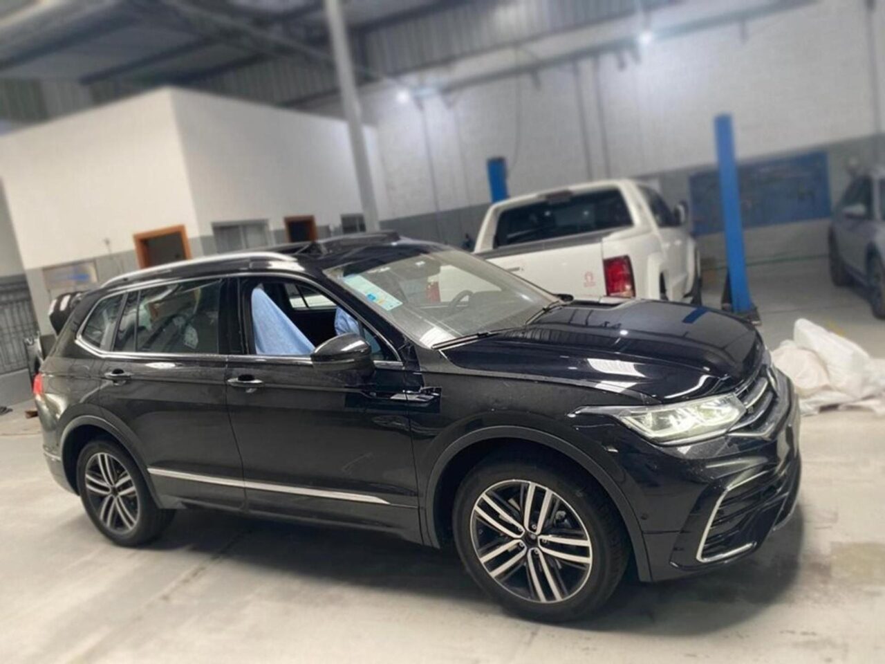 volkswagen tiguan 2.0 300 tsi gasolina allspace rline automatico wmimagem09274866370 Com uma extensa lista de equipamentos e um interior de qualidade premium, o Tiguan Allspace R-Line apresenta uma tabela de preços atualizada para empresas e produtores rurais, válida para janeiro de 2024