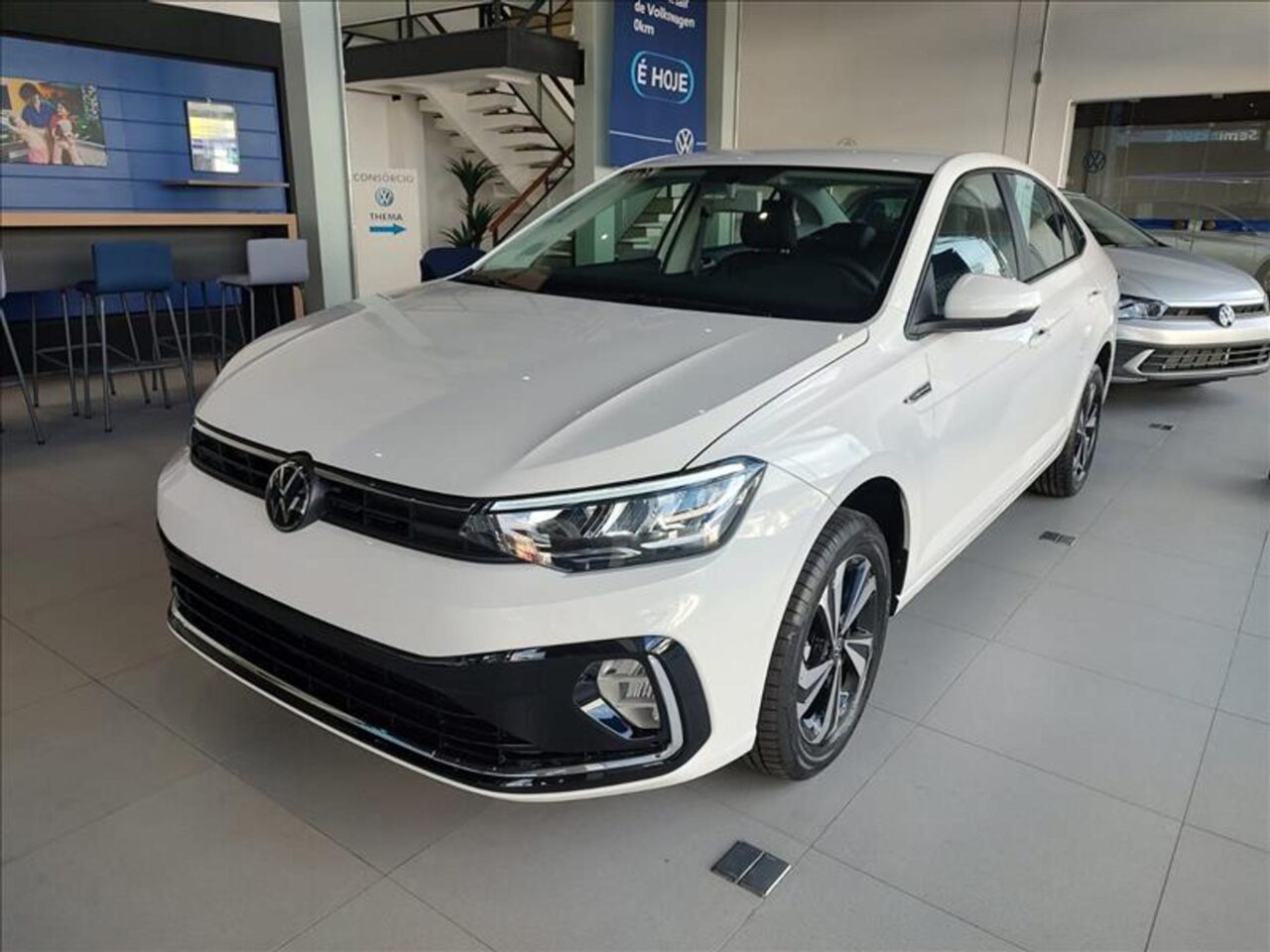 volkswagen virtus 1.0 200 tsi comfortline automatico wmimagem16392325569 1 Mesmo sendo uma versão intermediária, o Volkswagen Virtus Comfortline 2024 possui uma ampla lista de equipamentos e oferece um ótimo custo-benefício