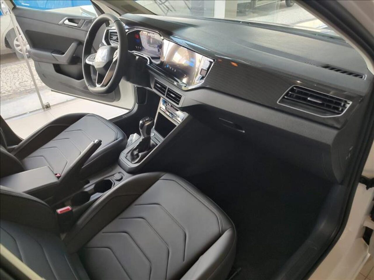 volkswagen virtus 1.0 200 tsi comfortline automatico wmimagem16394258319 Mesmo sendo uma versão intermediária, o Volkswagen Virtus Comfortline 2024 possui uma ampla lista de equipamentos e oferece um ótimo custo-benefício