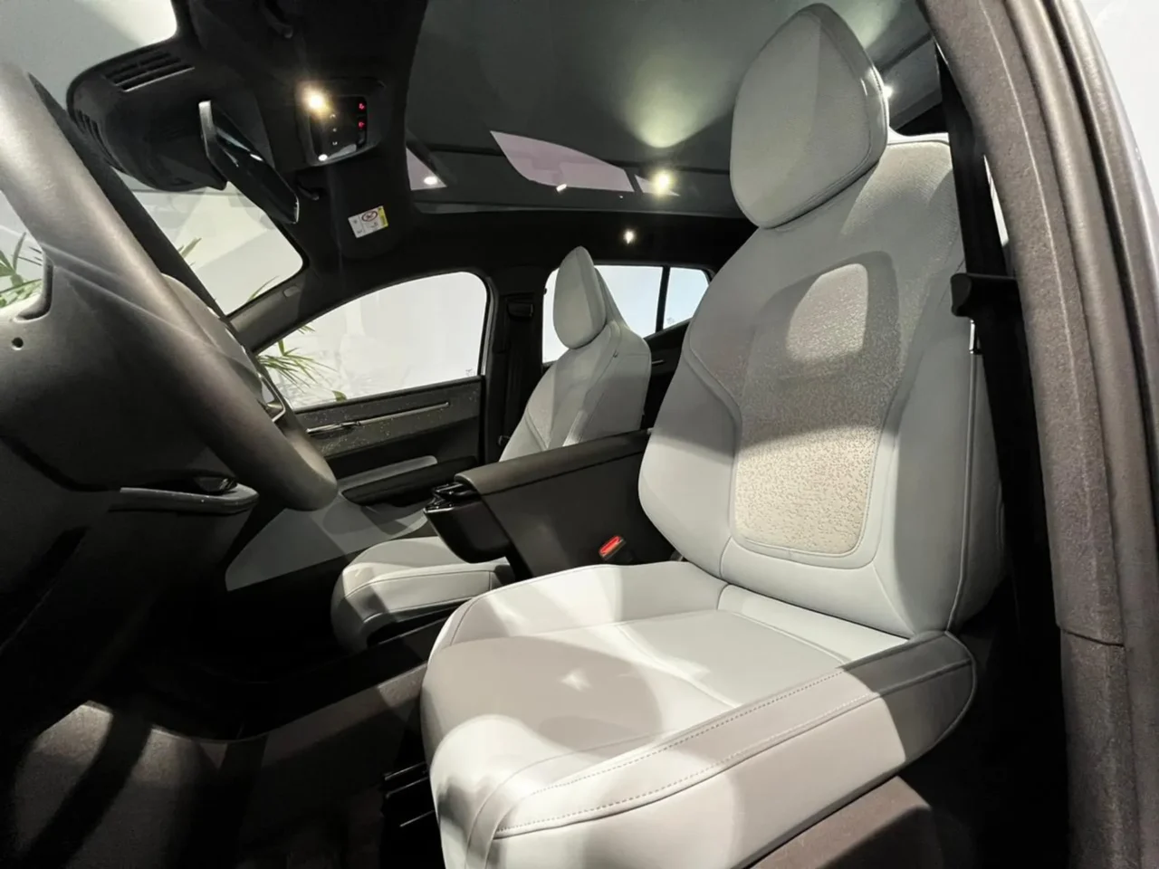 volvo ex30 69 kw eletrico plus wmimagem16444294741 1 Com motorização 100% elétrica, o Volvo EX30 Core 2024 apresenta uma extensa lista de equipamentos e um interior impecável