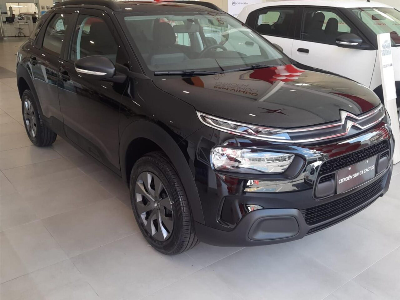 citroen c4 cactus 1.6 vti 120 flex live eat6 wmimagem10340571724 O Citroën C4 Cactus Live representa a versão de entrada do SUV no mercado brasileiro, destacando-se por oferecer um dos melhores custos-benefícios de sua categoria. Além disso, ele vem equipado de fábrica com uma ampla gama de recursos, abrangendo itens de segurança, conforto e conectividade, o que realça ainda mais seu valor. O modelo é tem preço sugerido de R$102.990,00.