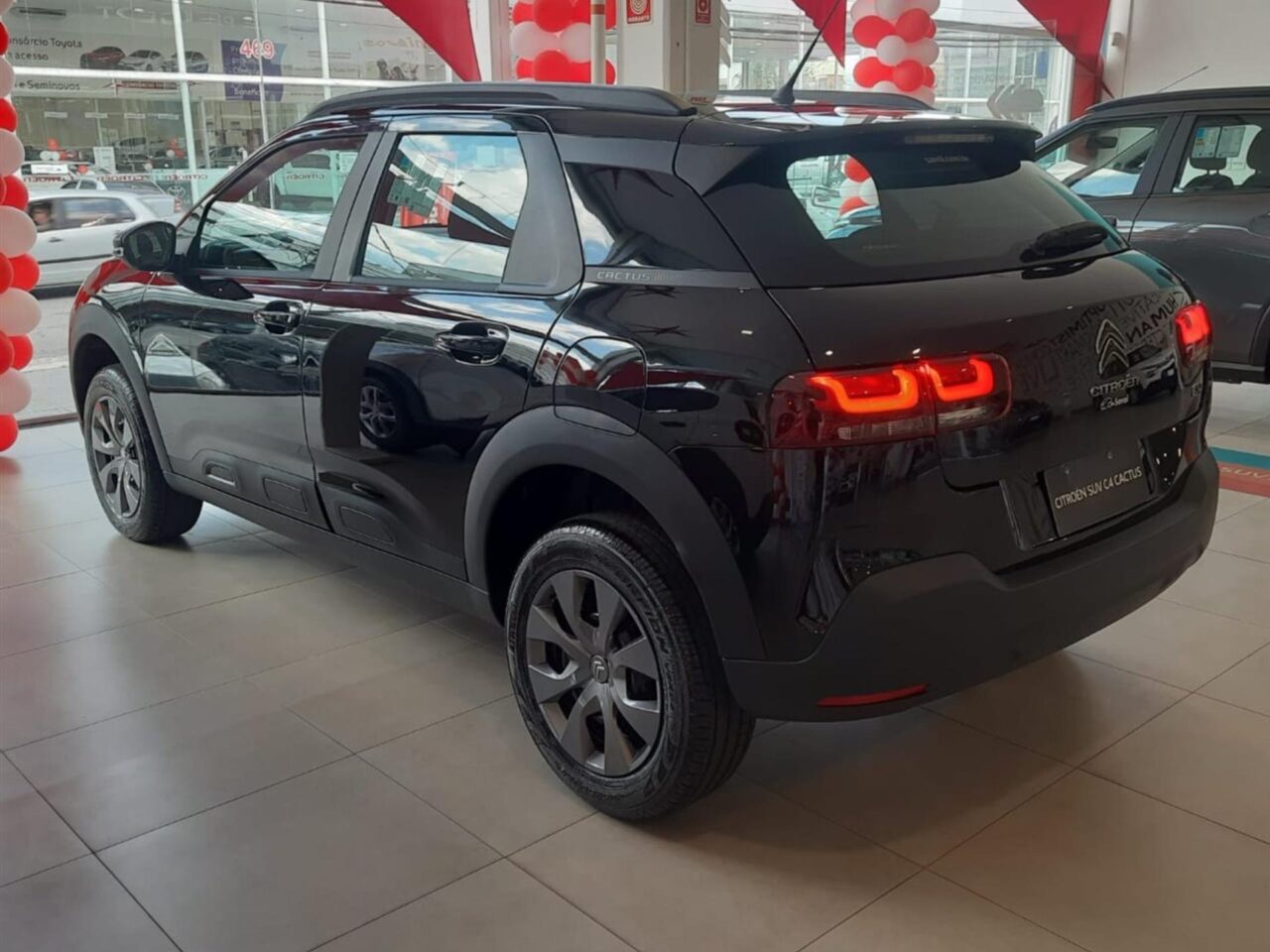 citroen c4 cactus 1.6 vti 120 flex live eat6 wmimagem10340662711 1 O Citroën C4 Cactus Live representa a versão de entrada do SUV no mercado brasileiro, destacando-se por oferecer um dos melhores custos-benefícios de sua categoria. Além disso, ele vem equipado de fábrica com uma ampla gama de recursos, abrangendo itens de segurança, conforto e conectividade, o que realça ainda mais seu valor. O modelo é tem preço sugerido de R$102.990,00.