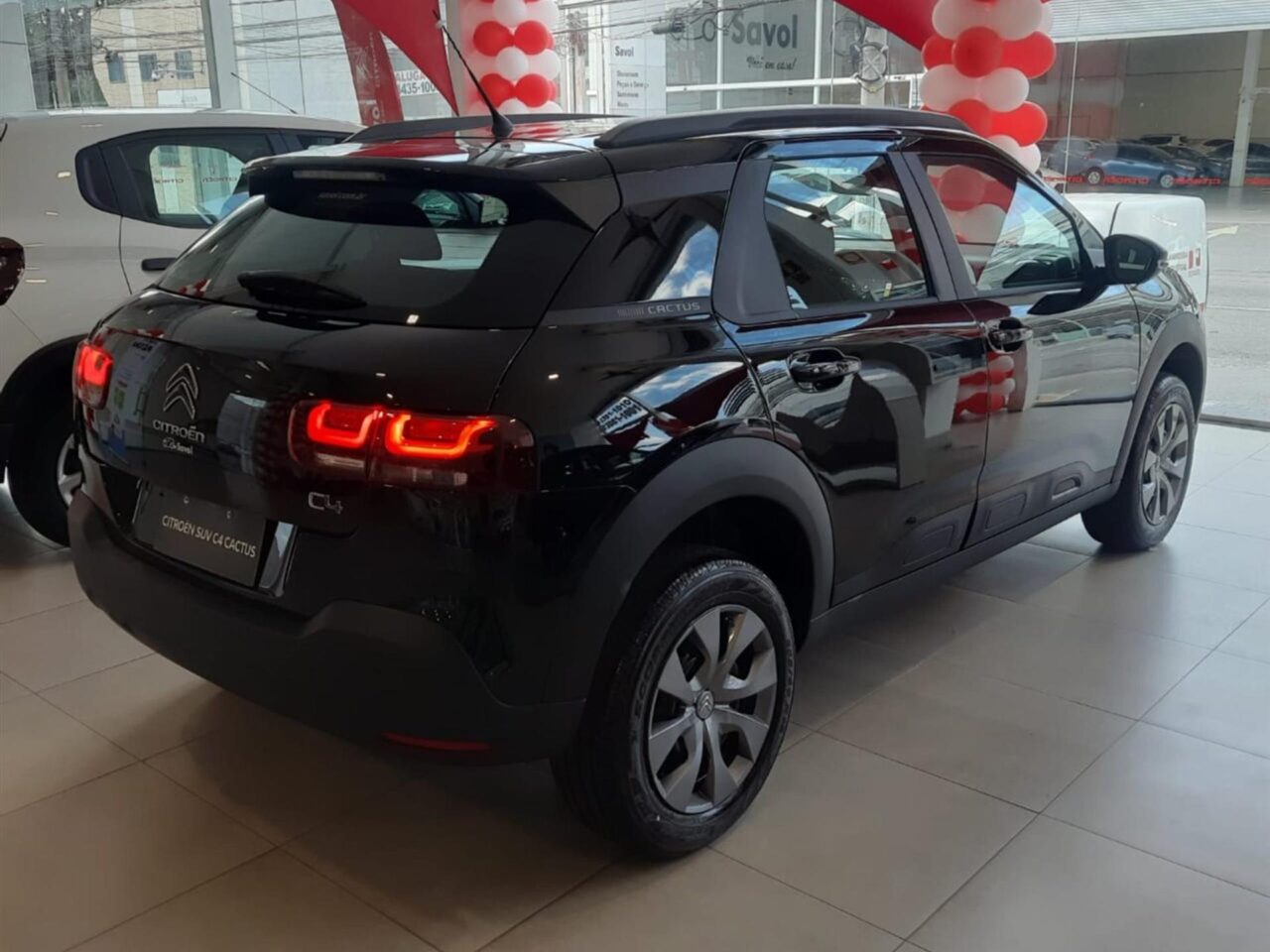 citroen c4 cactus 1.6 vti 120 flex live eat6 wmimagem10340865450 O Citroën C4 Cactus Live representa a versão de entrada do SUV no mercado brasileiro, destacando-se por oferecer um dos melhores custos-benefícios de sua categoria. Além disso, ele vem equipado de fábrica com uma ampla gama de recursos, abrangendo itens de segurança, conforto e conectividade, o que realça ainda mais seu valor. O modelo é tem preço sugerido de R$102.990,00.