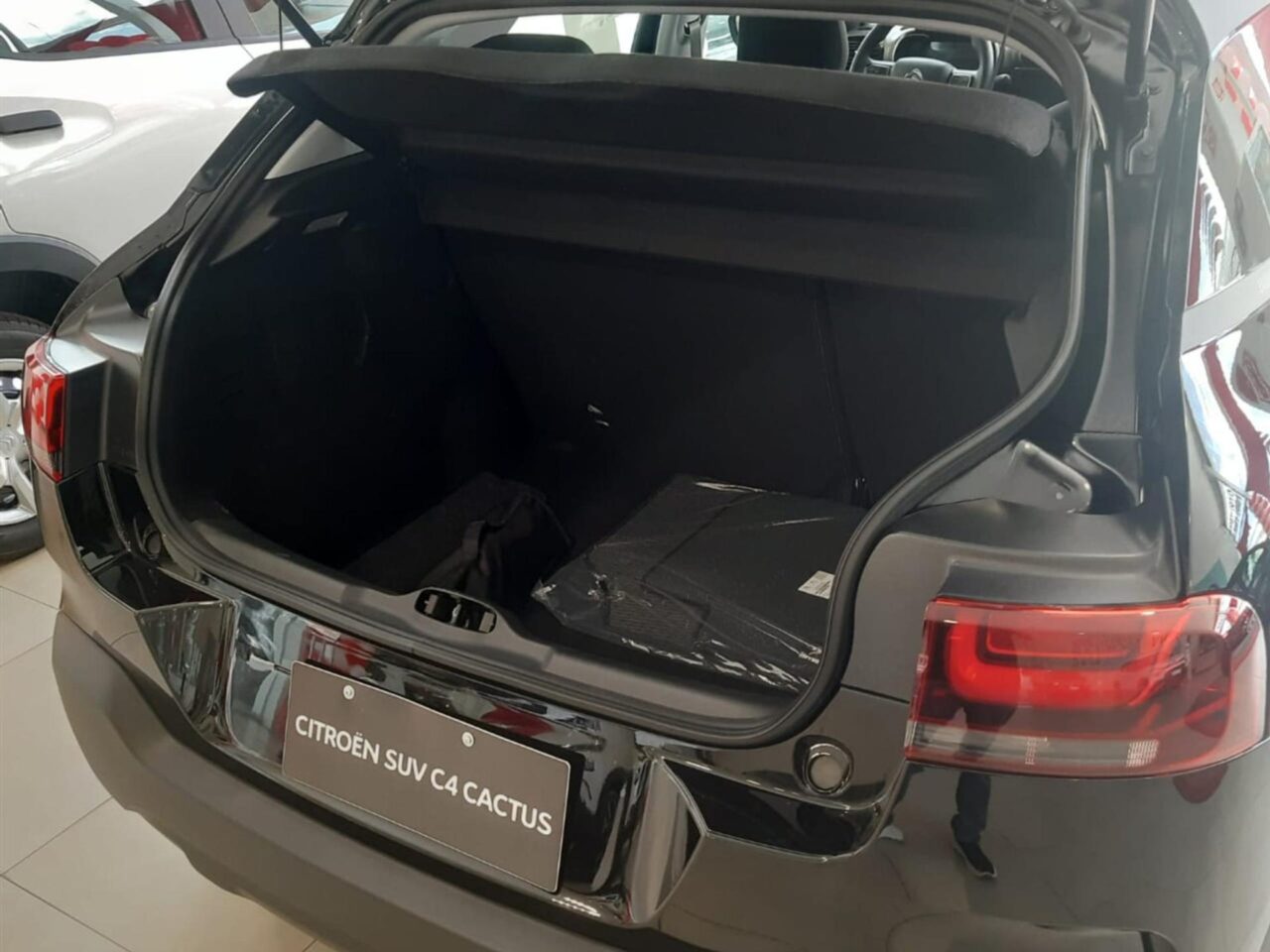 citroen c4 cactus 1.6 vti 120 flex live eat6 wmimagem10341340025 O Citroën C4 Cactus Live representa a versão de entrada do SUV no mercado brasileiro, destacando-se por oferecer um dos melhores custos-benefícios de sua categoria. Além disso, ele vem equipado de fábrica com uma ampla gama de recursos, abrangendo itens de segurança, conforto e conectividade, o que realça ainda mais seu valor. O modelo é tem preço sugerido de R$102.990,00.