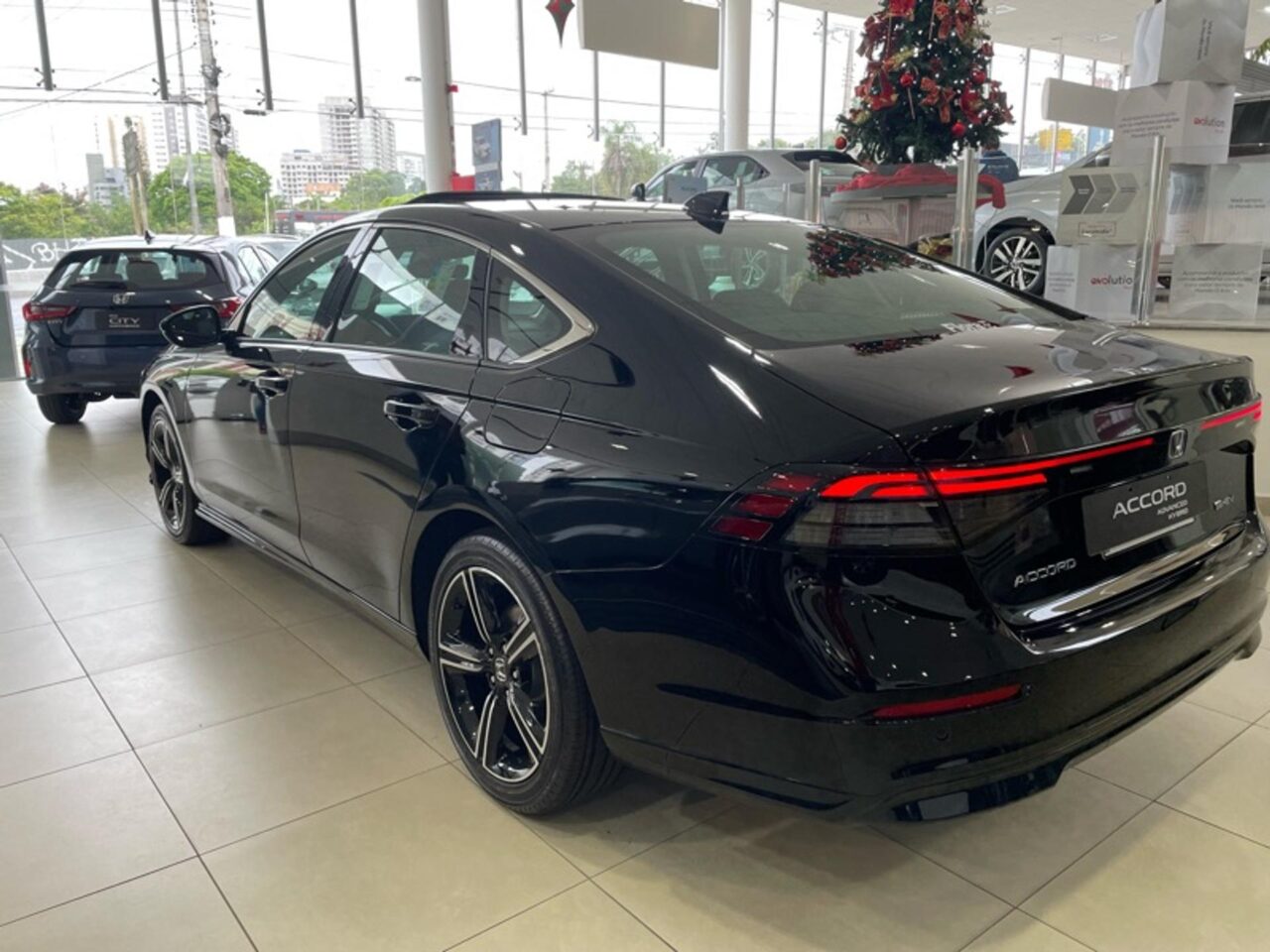 honda accord 2.0 e hev advanced ecvt wmimagem09083996996 1 Com um porta-malas gigante e motorização híbrida, o Honda Accord Híbrido 2024 apresenta uma ampla lista de equipamentos