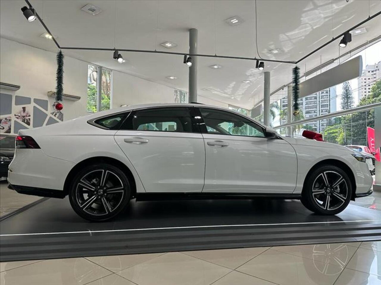 honda accord 2.0 e hev advanced ecvt wmimagem12110480483 1 Com um porta-malas gigante e motorização híbrida, o Honda Accord Híbrido 2024 apresenta uma ampla lista de equipamentos