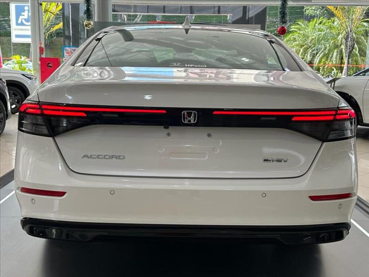 honda accord 2.0 e hev advanced ecvt wmimagem1211067335 Com um porta-malas gigante e motorização híbrida, o Honda Accord Híbrido 2024 apresenta uma ampla lista de equipamentos