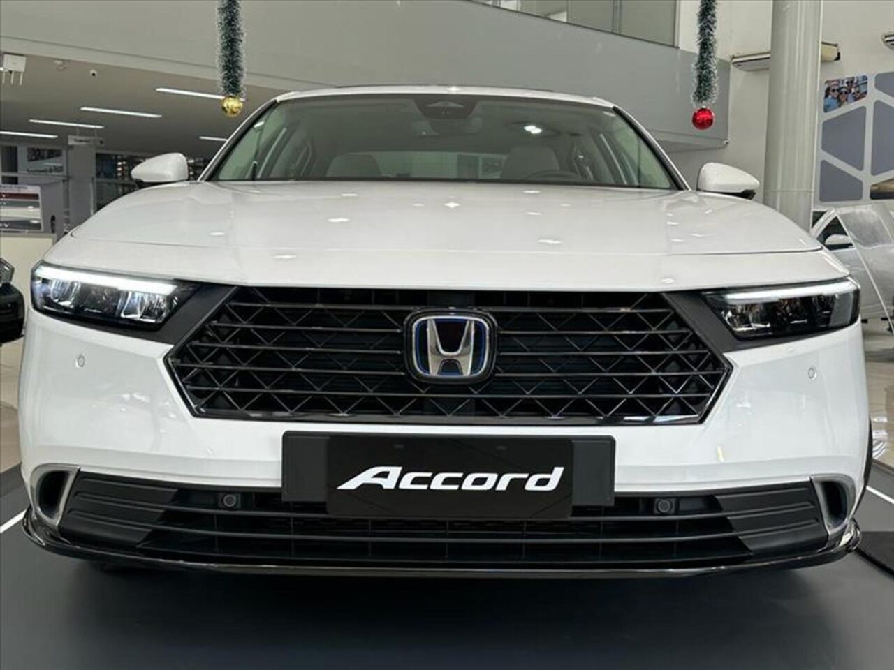 honda accord 2.0 e hev advanced ecvt wmimagem12135372269 Com um porta-malas gigante e motorização híbrida, o Honda Accord Híbrido 2024 apresenta uma ampla lista de equipamentos