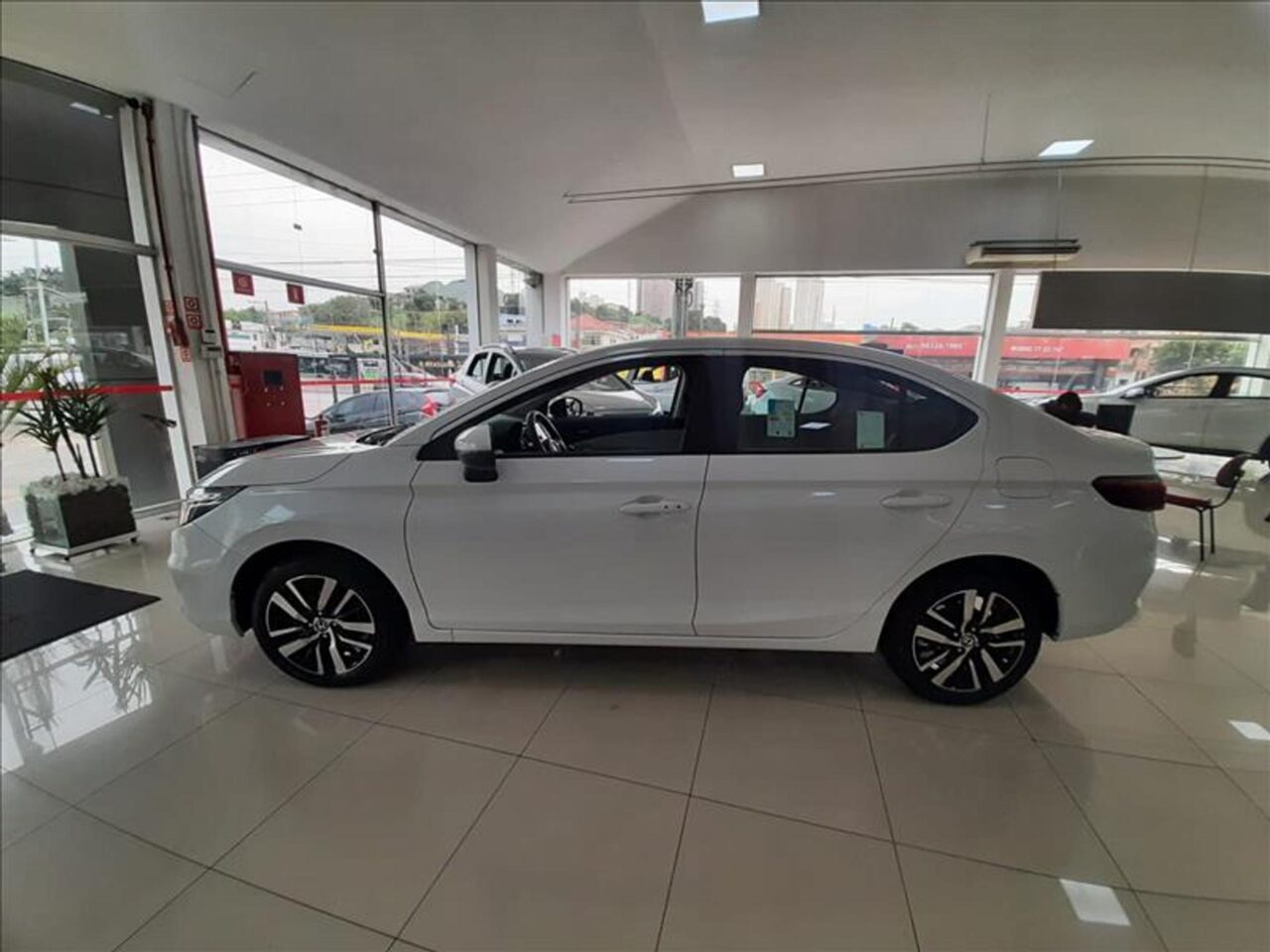 honda city 1.5 ivtec flex ex cvt wmimagem11221499313 1 Com uma boa relação custo-benefício, o Honda City Sedan LX 2024 possui uma ampla lista de equipamentos, além de um excelente porta-malas