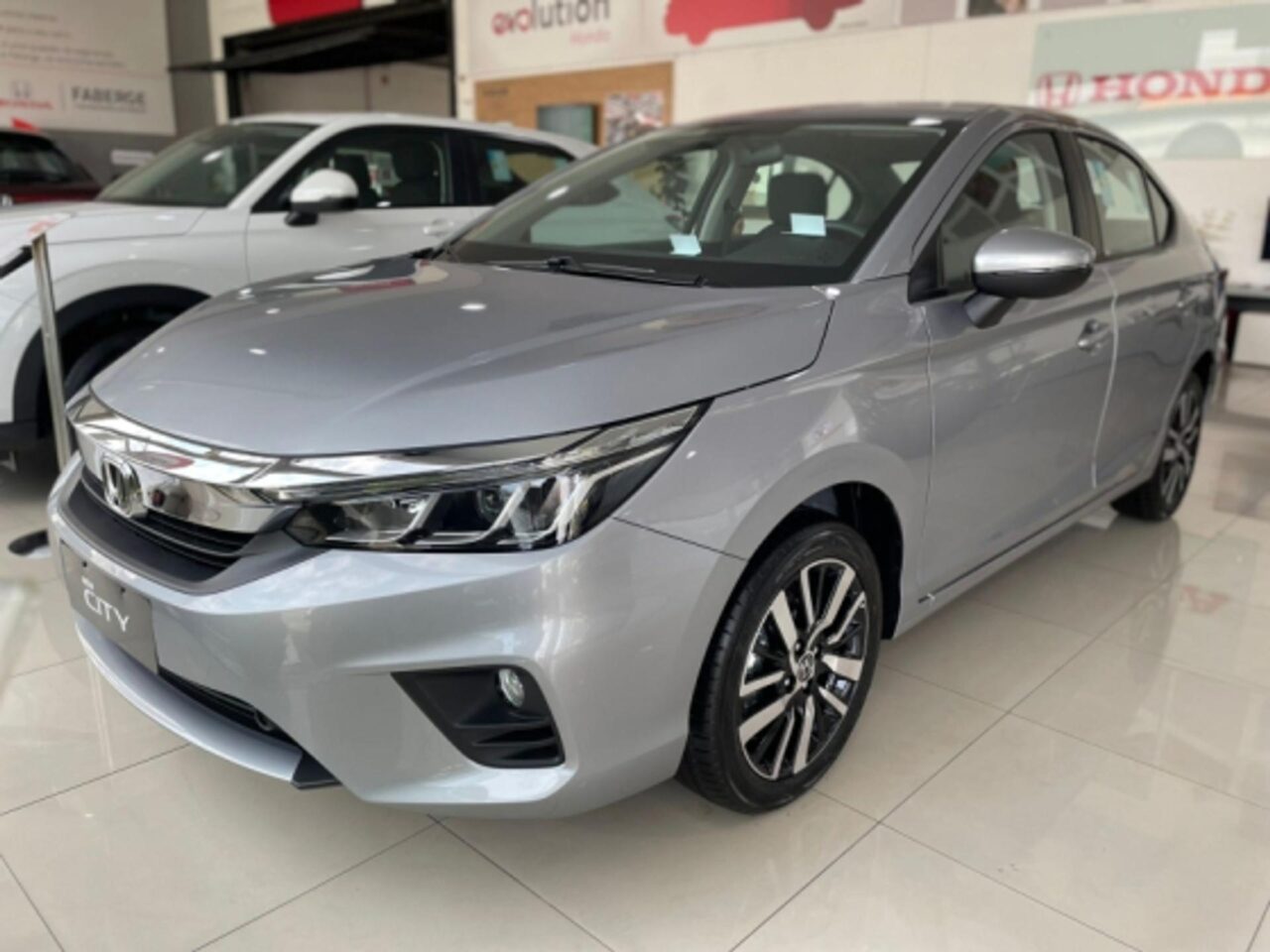 honda city 1.5 ivtec flex ex cvt wmimagem1304564016 Com um bom porta-malas e uma boa lista de equipamentos, o Honda City Touring é a versão mais completa do sedã no mercado nacional