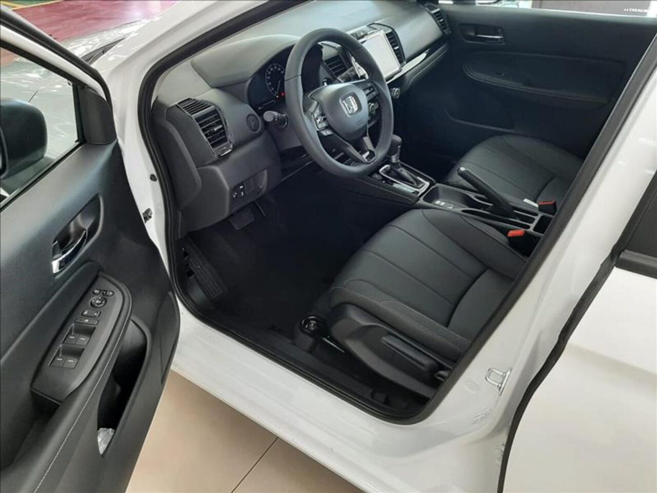 honda city 1.5 ivtec flex hatch exl cvt wmimagem08491701910 Mesmo sendo uma versão intermediária, o Honda City Hatch EXL 2024 apresenta bons atributos e oferece uma excelente relação custo-benefício