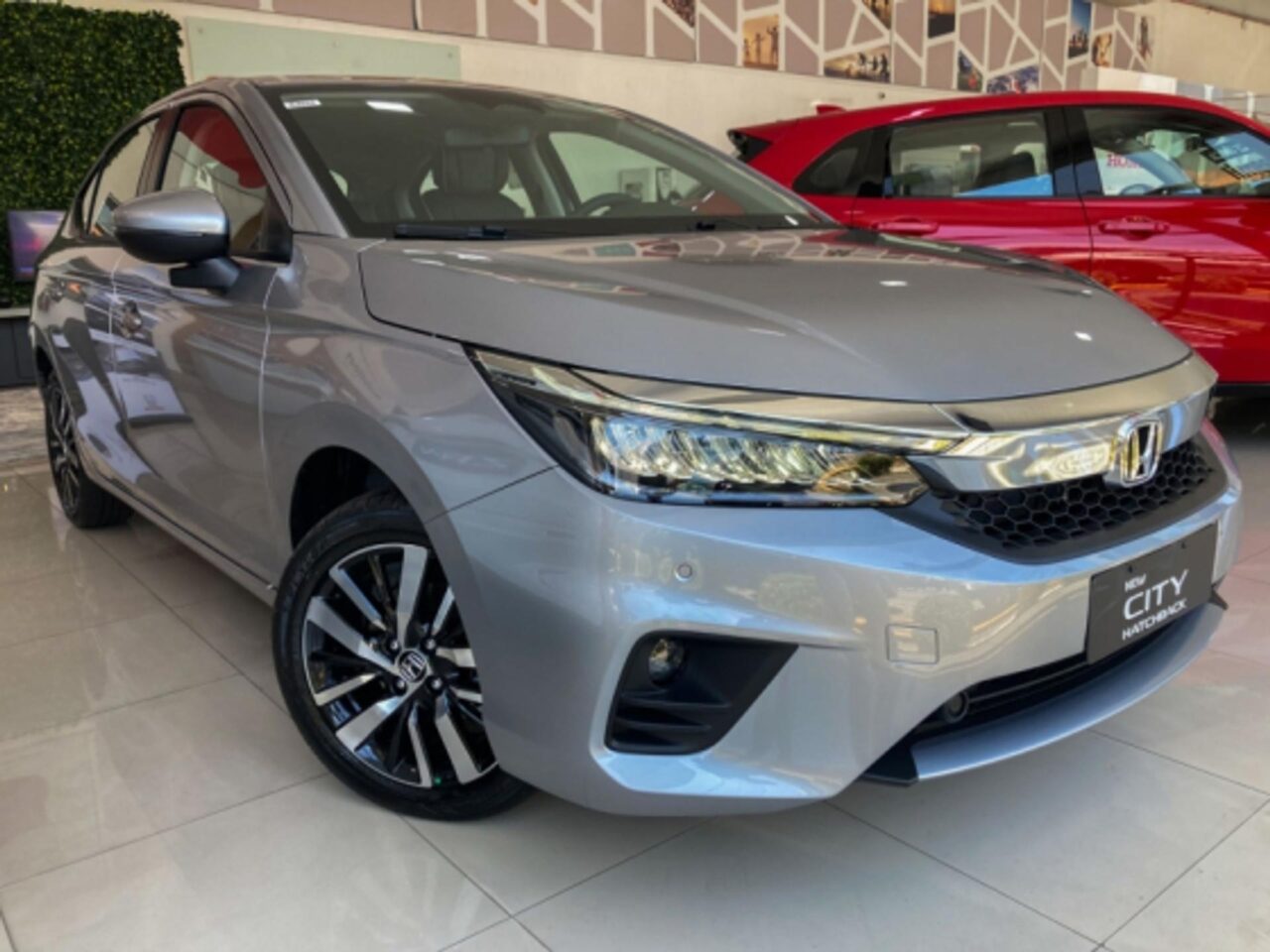 honda city 1.5 ivtec flex hatch touring cvt wmimagem12590234931 Com um visual atraente e eficiência no consumo de combustível, o Honda City Hatch Touring 2024 é a versão topo de linha