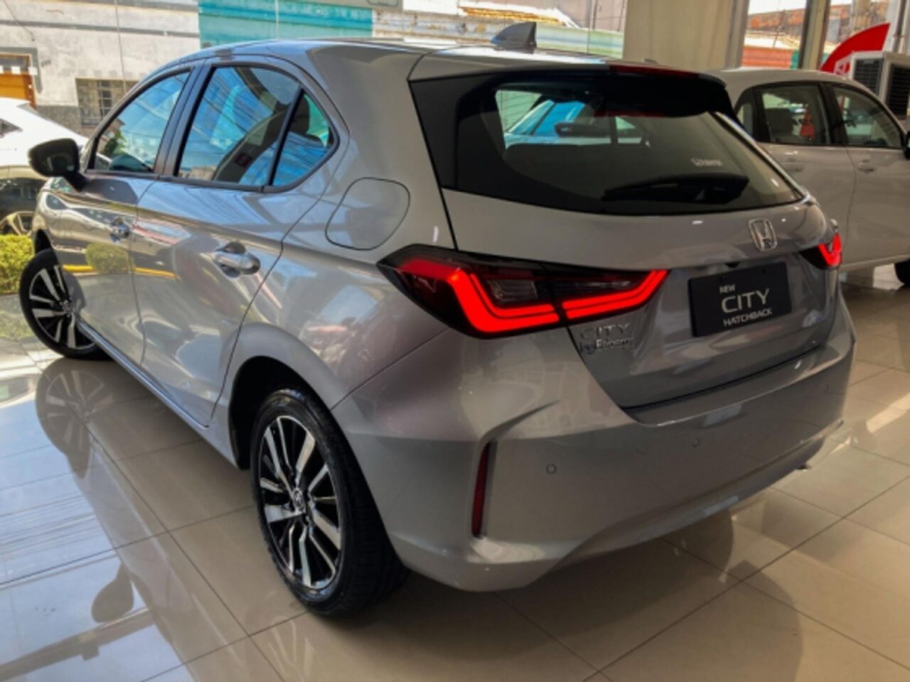 honda city 1.5 ivtec flex hatch touring cvt wmimagem12590951659 Com um visual atraente e eficiência no consumo de combustível, o Honda City Hatch Touring 2024 é a versão topo de linha