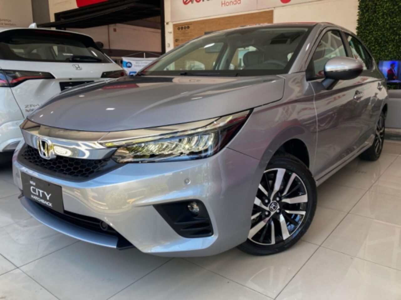 honda city 1.5 ivtec flex hatch touring cvt wmimagem13081195067 1 Com um visual atraente e eficiência no consumo de combustível, o Honda City Hatch Touring 2024 é a versão topo de linha