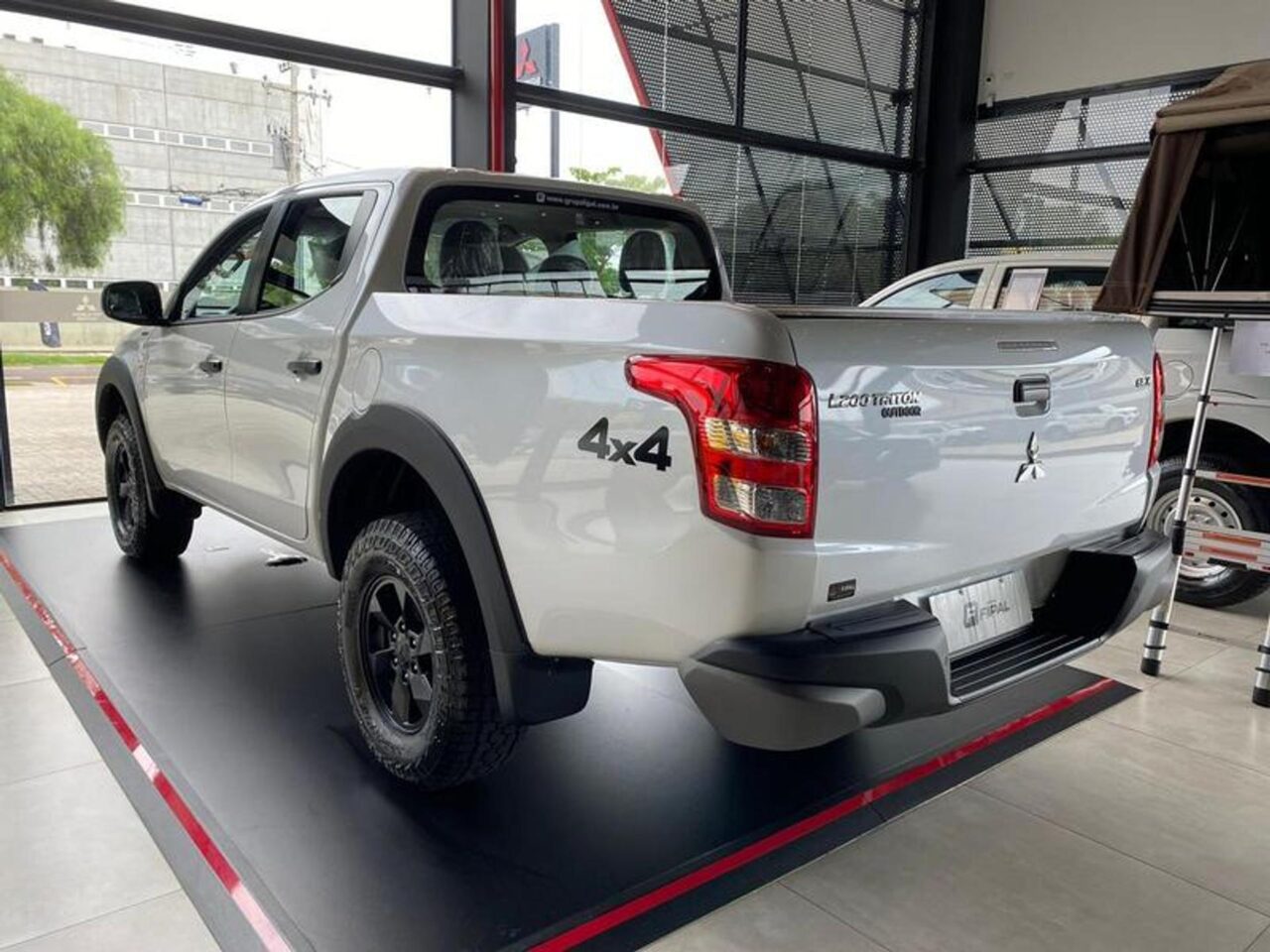 mitsubishi l200 triton 2.4 16v turbo diesel outdoor glx cd 4x4 manual wmimagem09395069729 1 Equipada com uma transmissão automática de 5 velocidades, a Mitsubishi L200 Triton Outdoor GLX AT oferece boa capacidade de carga e robustez