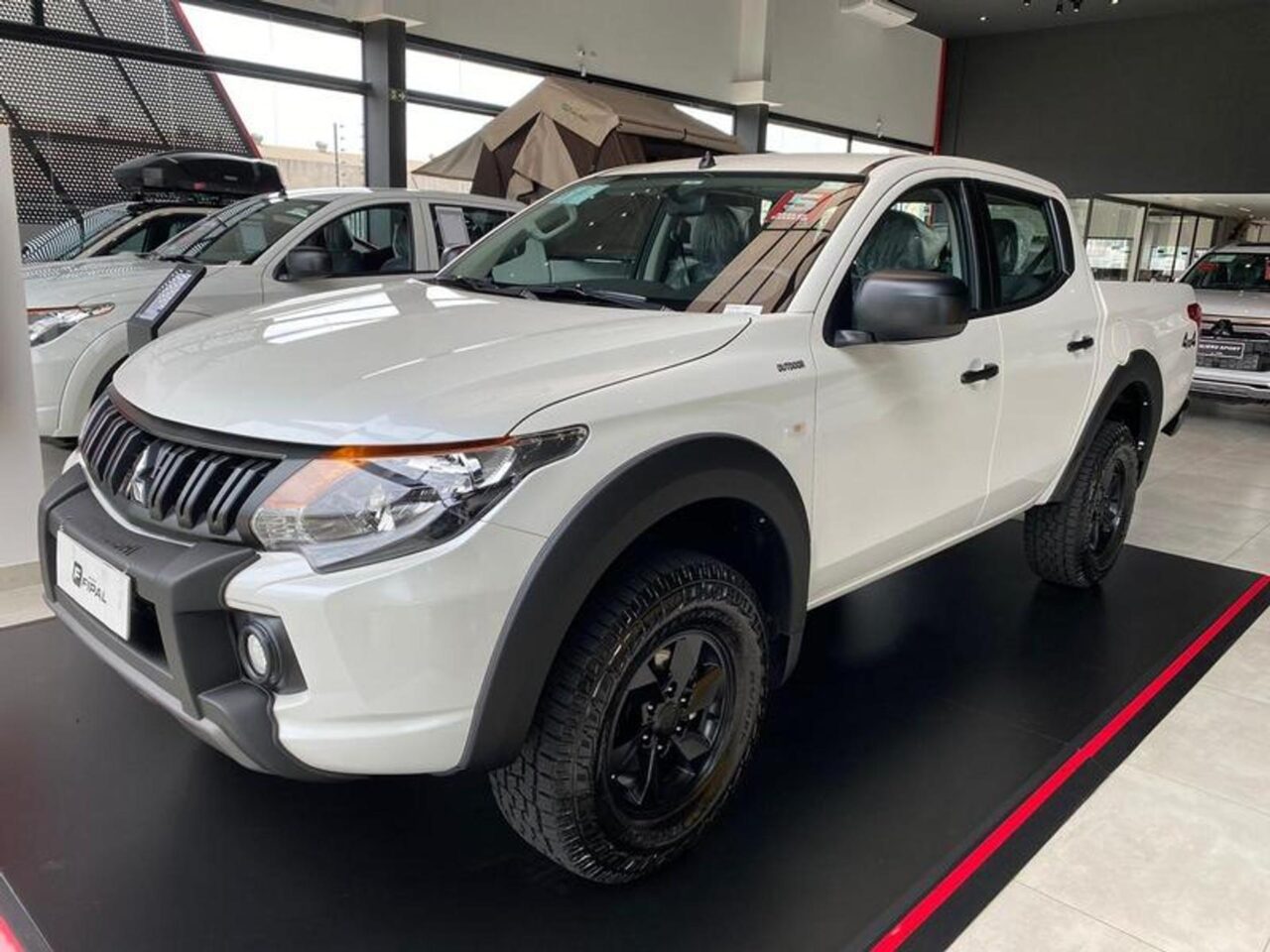 mitsubishi l200 triton 2.4 16v turbo diesel outdoor glx cd 4x4 manual wmimagem09461609857 1 Equipada com uma transmissão automática de 5 velocidades, a Mitsubishi L200 Triton Outdoor GLX AT oferece boa capacidade de carga e robustez