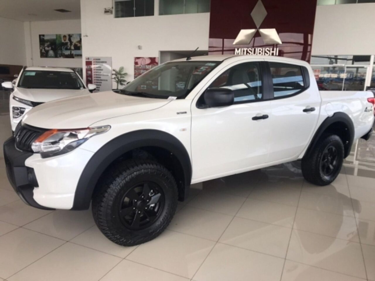 mitsubishi l200 triton 2.4 16v turbo diesel outdoor glx cd 4x4 manual wmimagem16292856742 Equipada com uma transmissão automática de 5 velocidades, a Mitsubishi L200 Triton Outdoor GLX AT oferece boa capacidade de carga e robustez