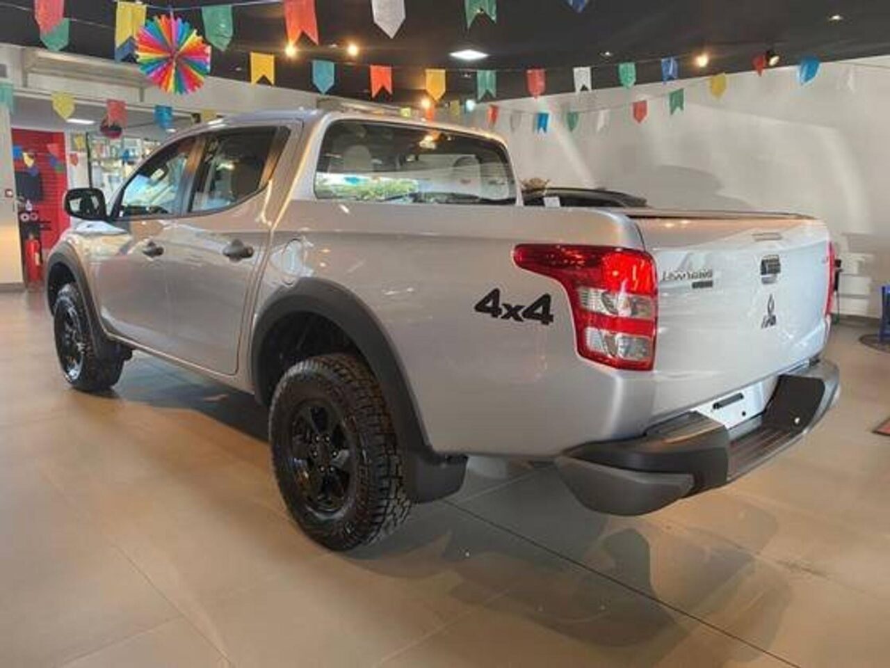 mitsubishi l200 triton 2.4 16v turbo diesel outdoor glx cd 4x4 manual wmimagem23234088082 Equipada com uma transmissão automática de 5 velocidades, a Mitsubishi L200 Triton Outdoor GLX AT oferece boa capacidade de carga e robustez