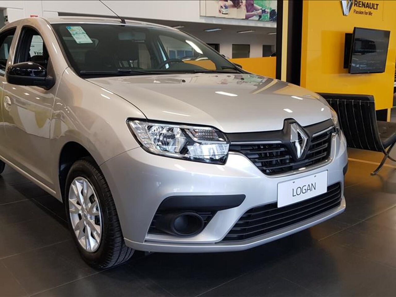 renault logan 1.0 12v sce flex zen manual wmimagem17343385294 1 Com o preço sendo o principal atributo, o Renault Logan Life oferece uma lista específica de equipamentos e uma ótima relação custo-benefício