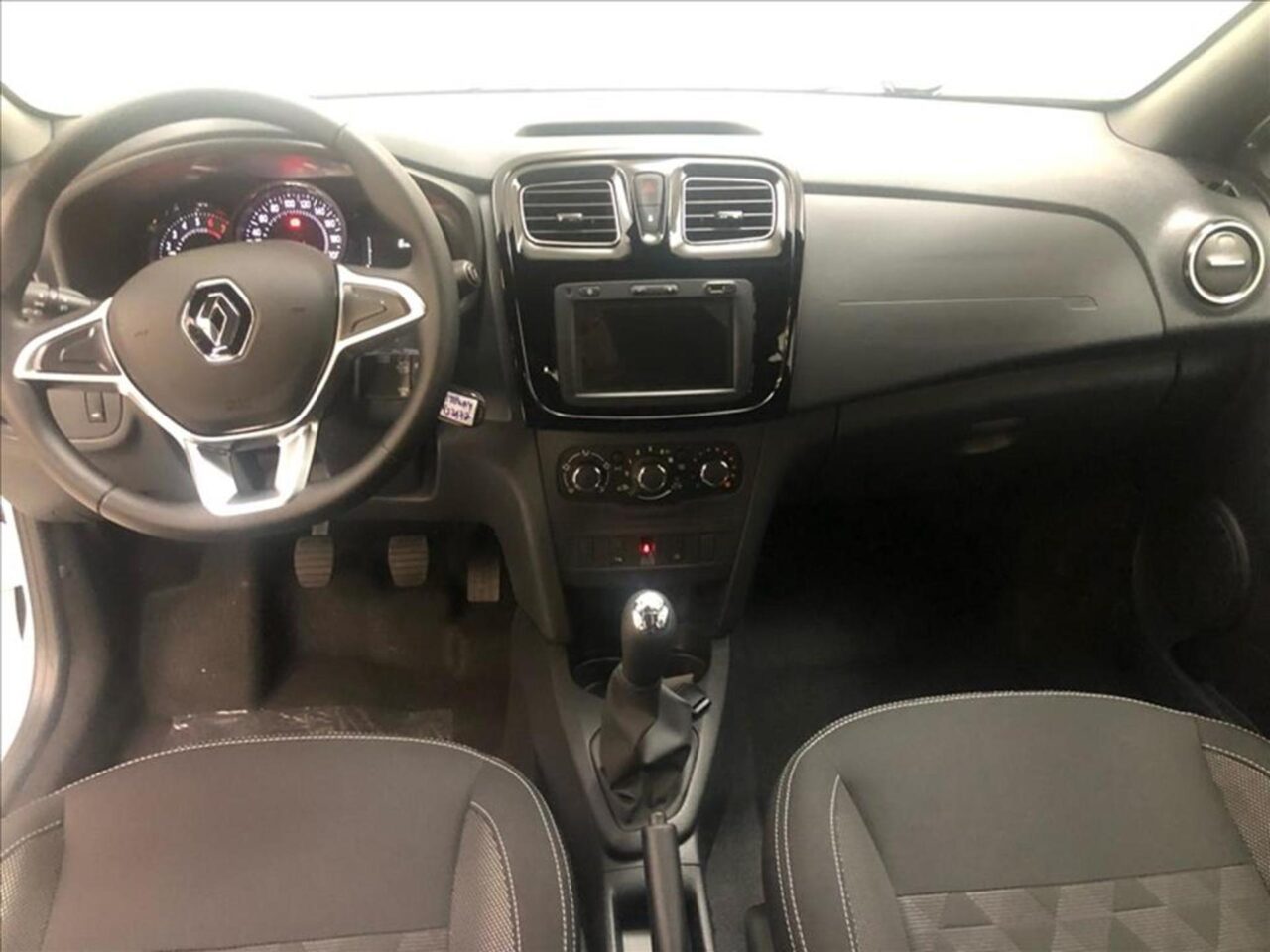 renault stepway 1.0 12v sce flex zen manual wmimagem09220641665 1 Com atualizações significativas no modelo 2024, o Renault Stepway Zen 1.0 continua relevante apesar das poucas alterações visuais nos últimos anos